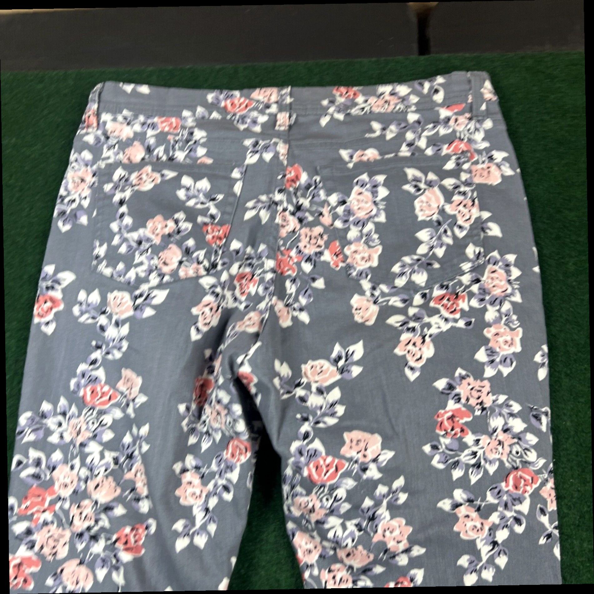 Lee Lee Natural Fit Cropped Capri Pants Women Sz 14 Medium Flowers Straight Leg Size 36" / US 14 / IT 50 - 7 Thumbnail