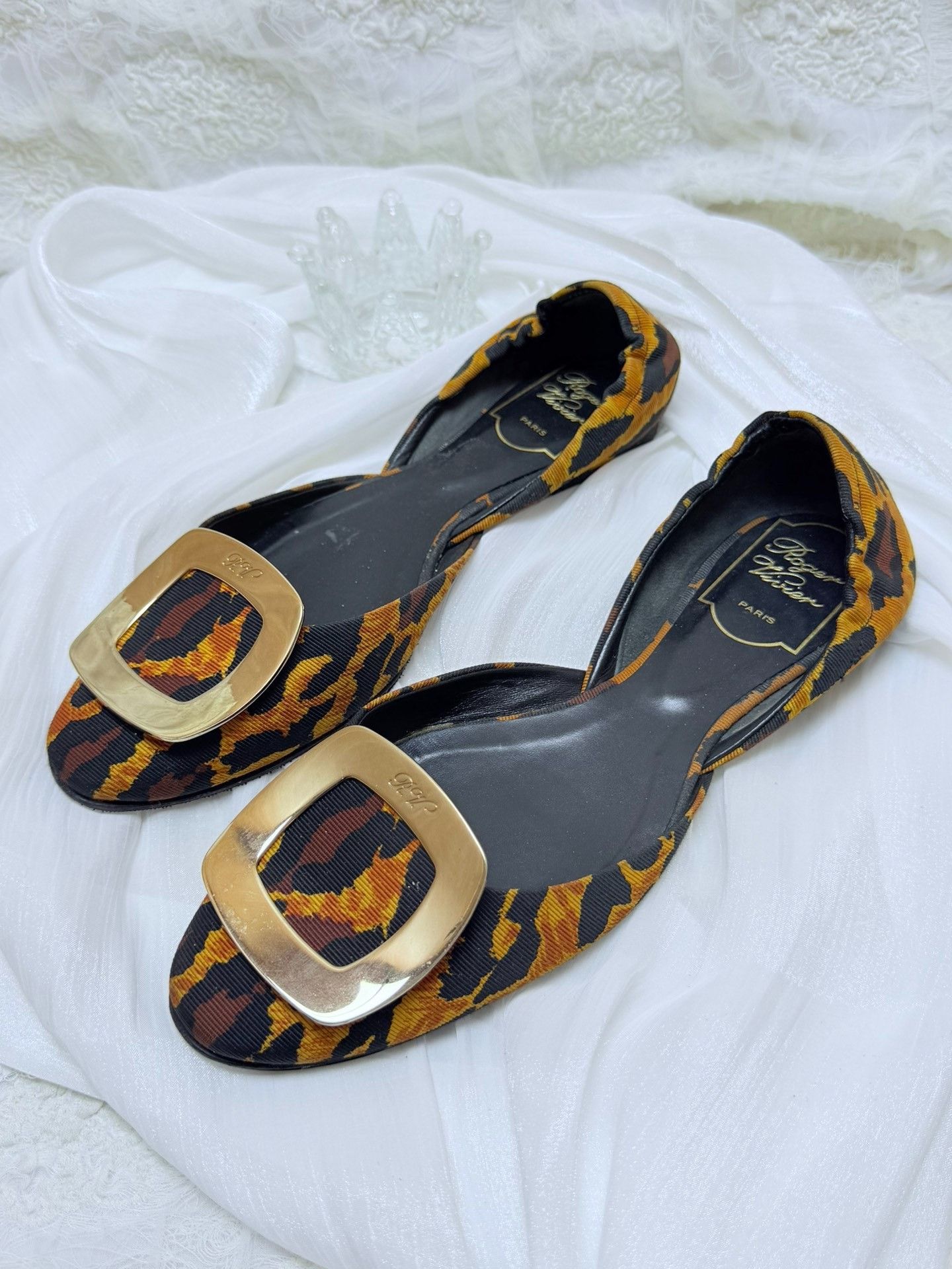 Roger Vivier Roger Vivier Retro Gold Lowtop Sneakers us_6 Women Size US 6 / IT 36 - 1 Thumbnail