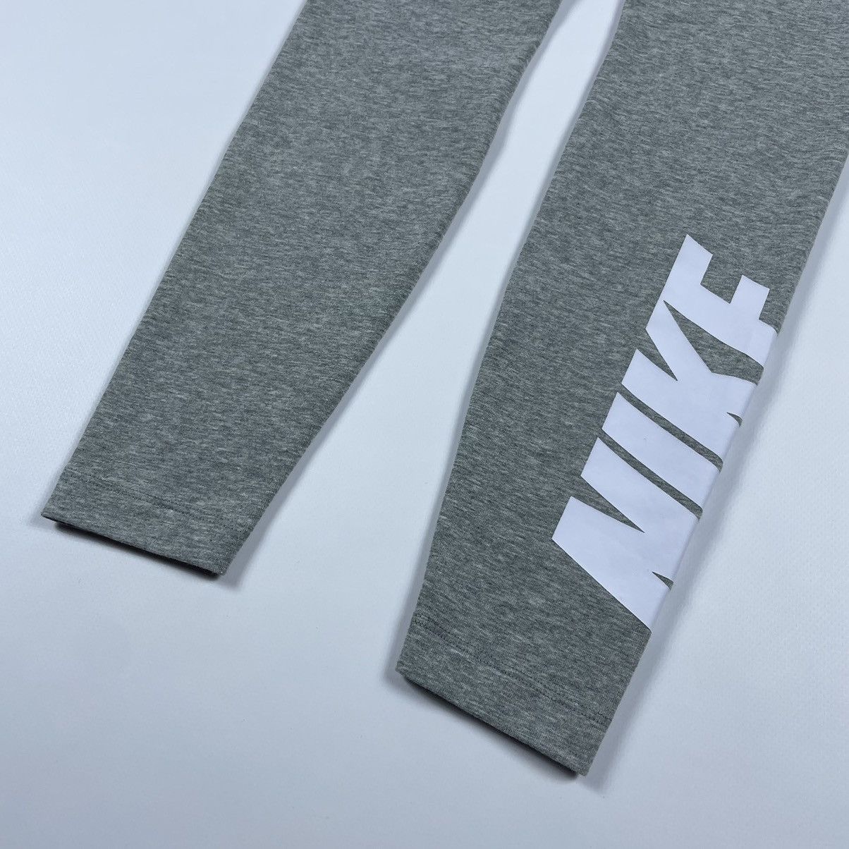 Nike Nike Sportswear Women's High-Rise Tight Fit Leggings Grey Size 26" / US 2 / IT 38 - 6 Thumbnail