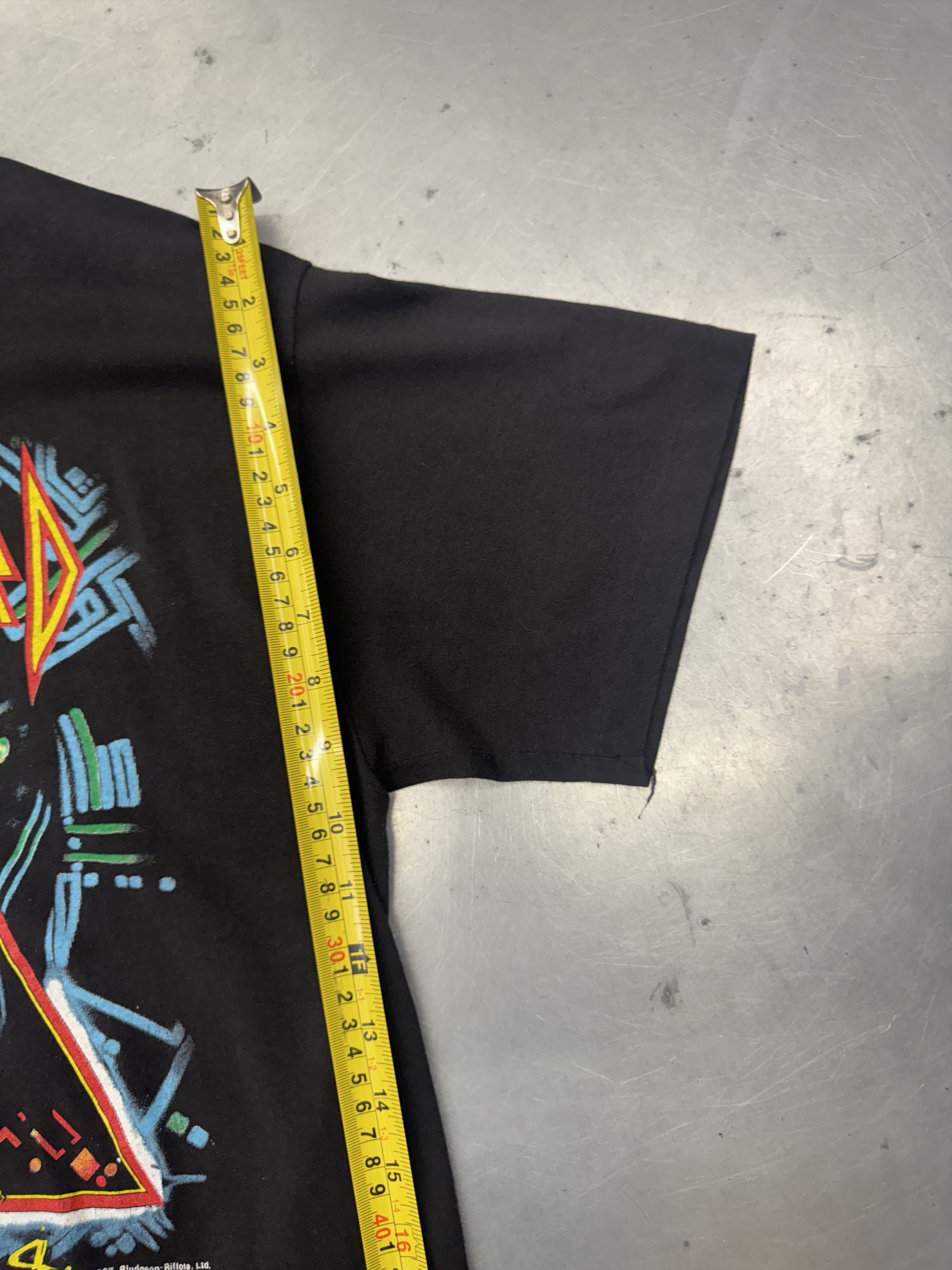 Other Vintage Def Leppard Tshirt Size US L / EU 52-54 / 3 - 7 Thumbnail