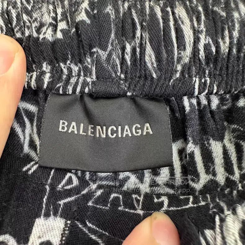 Balenciaga Balenciaga Black letter graffiti full logo casual pants Size US 28 / EU 44 - 5 Thumbnail