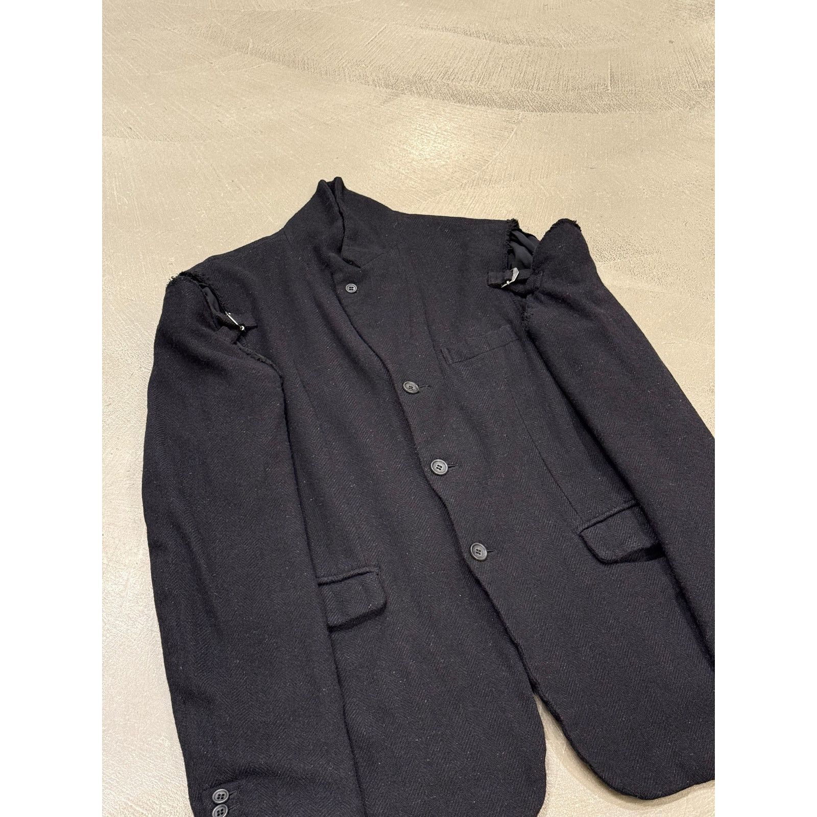Comme des Garcons 2023 Comme des Garçons cut-out open shoulders buckel blazer Size US XL / EU 56 / 4 - 4 Thumbnail