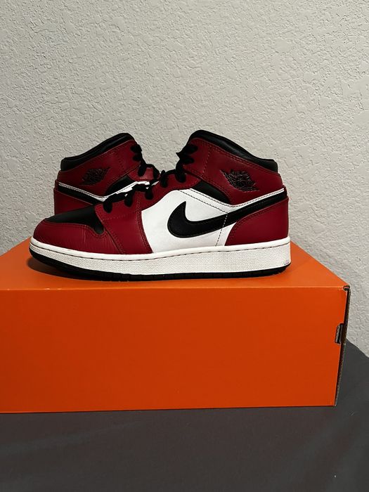 Jordan 1 mid chicago black toe 38 hot sale