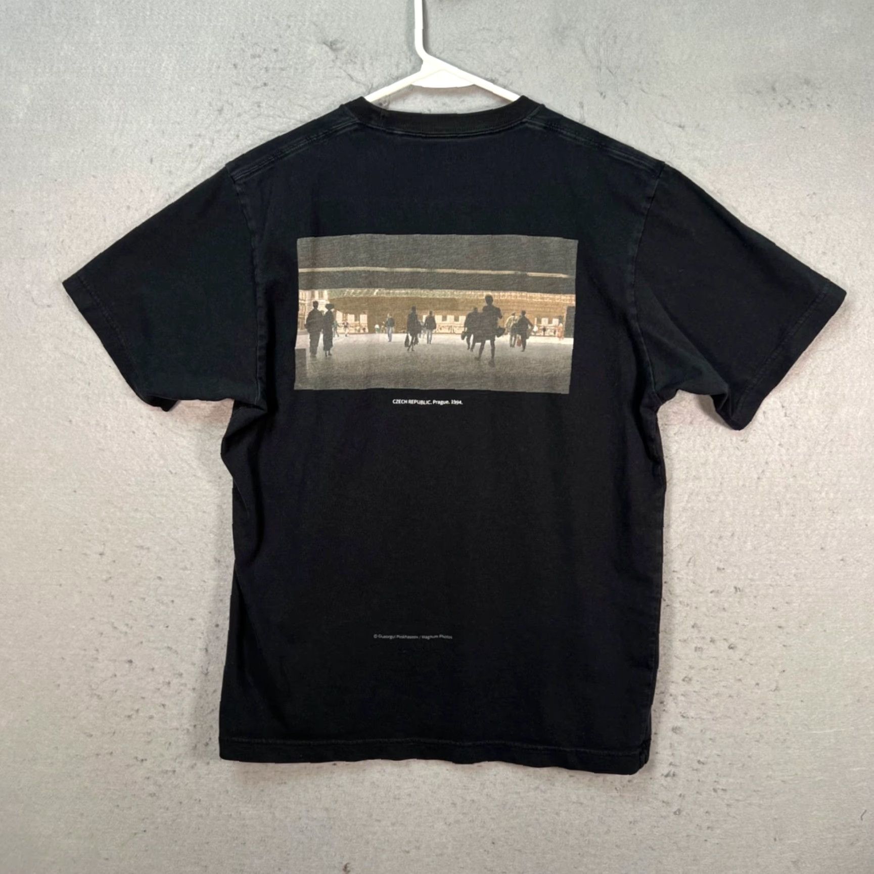Uniqlo Uniqlo T-Shirt Mens Large Czech Republic Art Graphic 100% Cotton Black Shirt Size US L / EU 52-54 / 3 - 2 Thumbnail