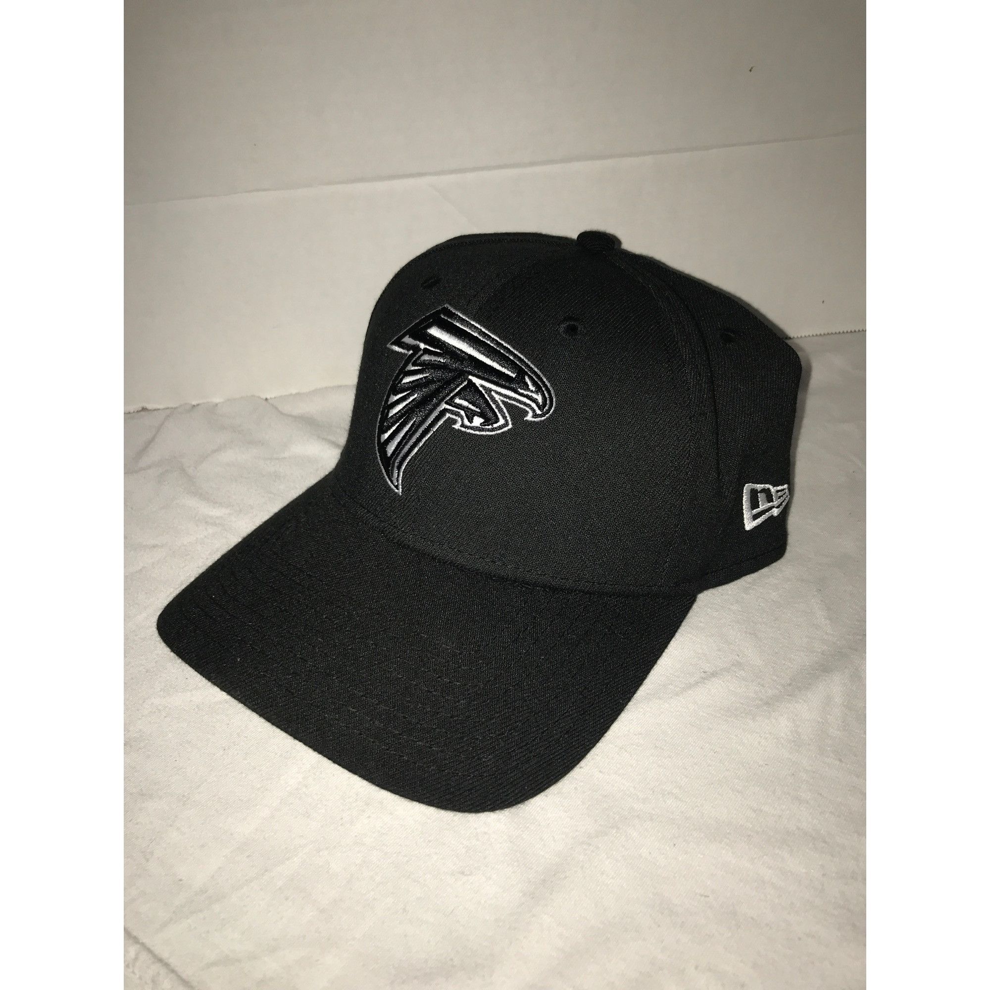 New Era Atlanta Falcons Black/White 39THIRTY New ERA Stretch Fit Cap Size ONE SIZE - 1 Thumbnail