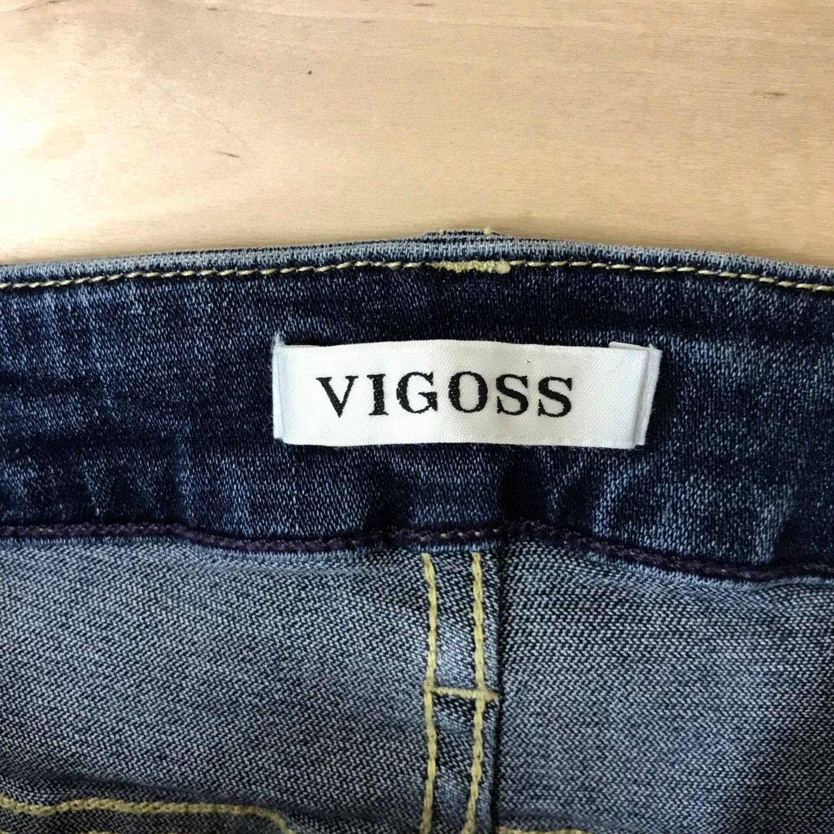 Vintage VIGOSS Marley Mid Rise Capri Jeans Medium Wash Blue Denim Women 18P Capri Jeans, 5-Pocket, Raw Hem, Stretch, Mid Rise, White/Blue? Size 40" / US 18 - 7 Thumbnail