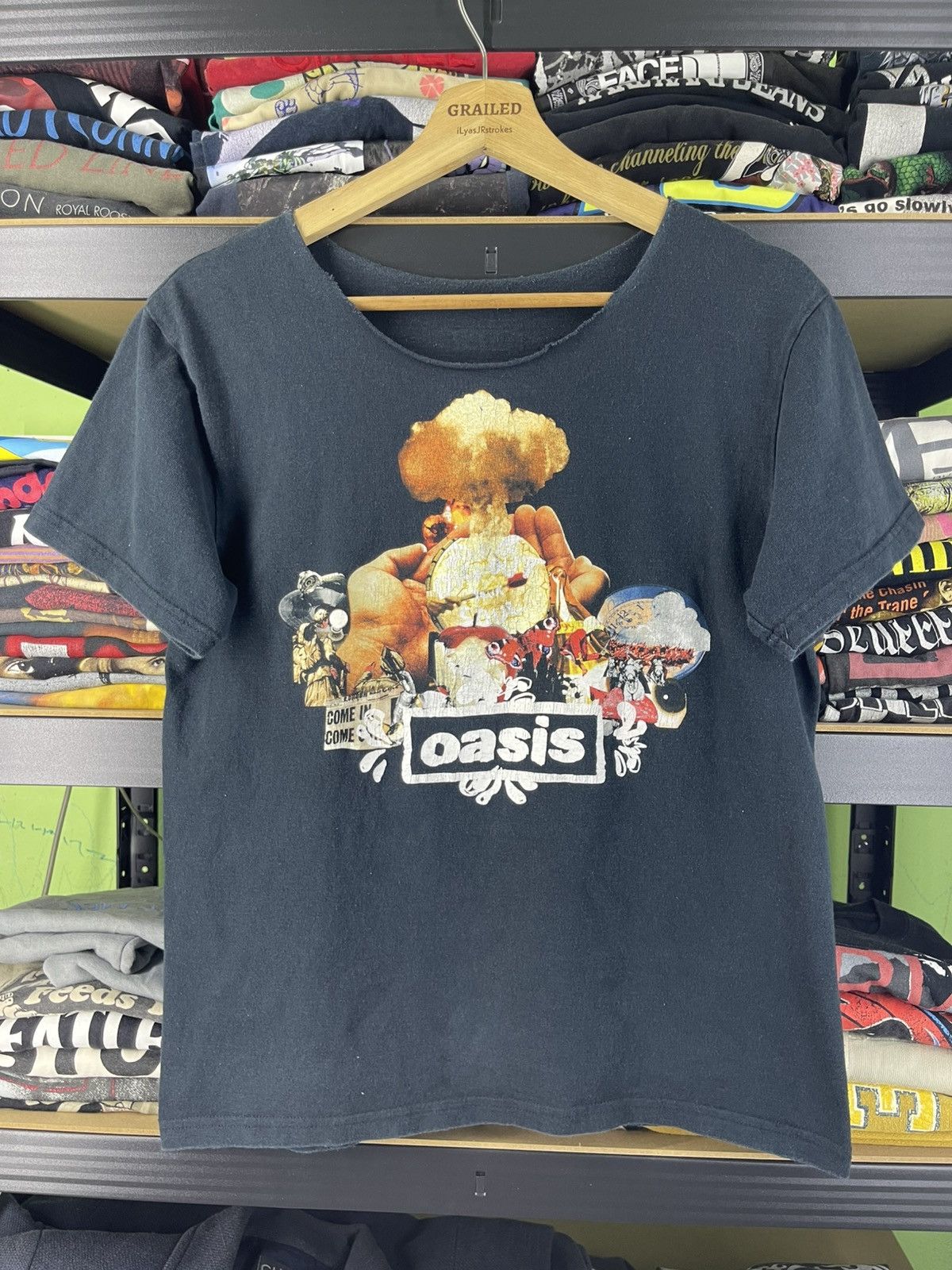 Band Tees 2000s vintage Oasis Dig Out Your Soul Atomic Collage t-shirt Size US M / EU 48-50 / 2 - 1 Thumbnail
