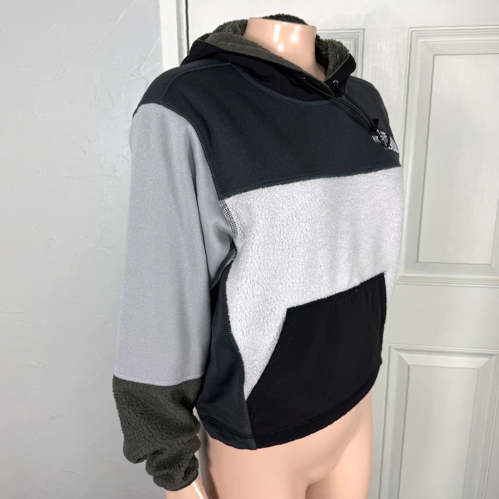 The North Face The North Face Women's Novelty Fleece Jacket XS Pullover Hooded Zip Short Jacket Black Solid Logo Classic Size XS / US 0-2 / IT 36-38 - 4 Thumbnail