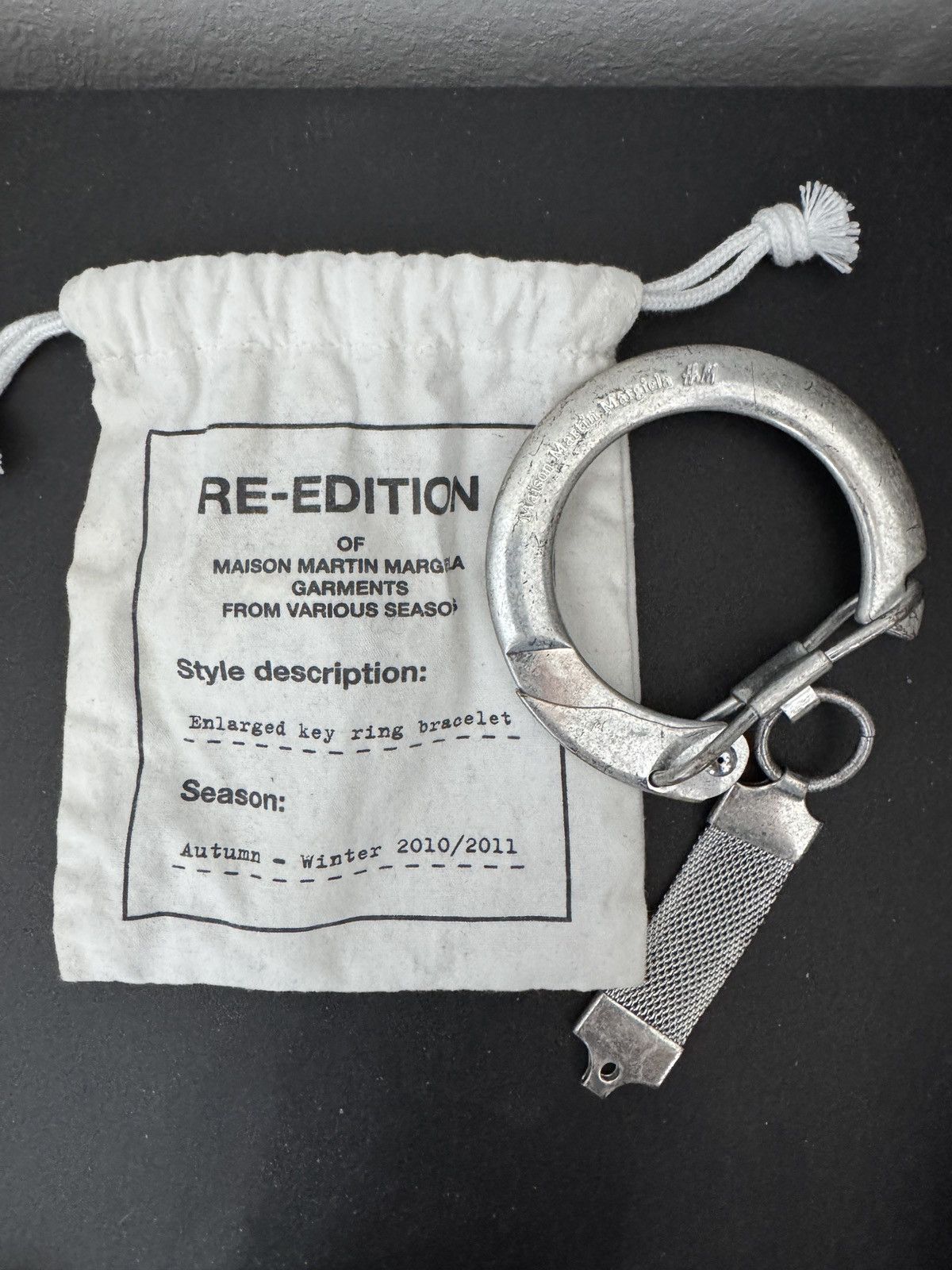 H&M × Maison Margiela H&M × Maison Margiela MMM x H&M enlarge key ring bracelet Size ONE SIZE - 3 Thumbnail