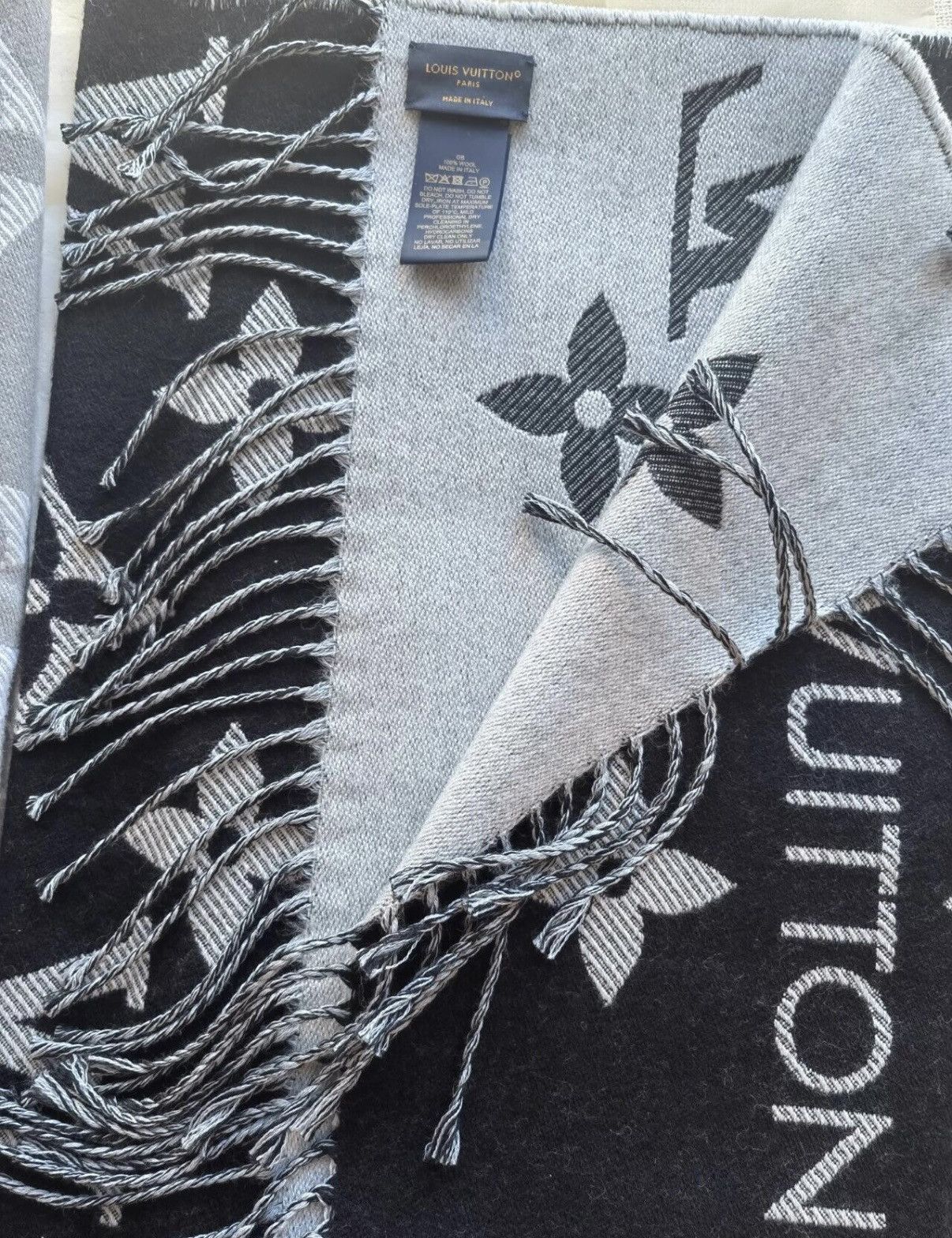 Louis Vuitton Louis Vuitton Classic Black & Gray Reversible Wool Scarf Size ONE SIZE - 5 Thumbnail