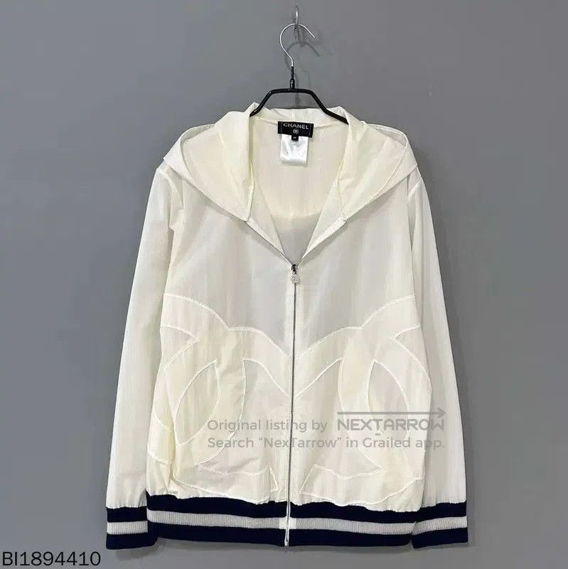 Chanel Chanel Beige Women's Jacket with Iconic Design . Size XXS / US 00 / IT 34 - 2 Thumbnail