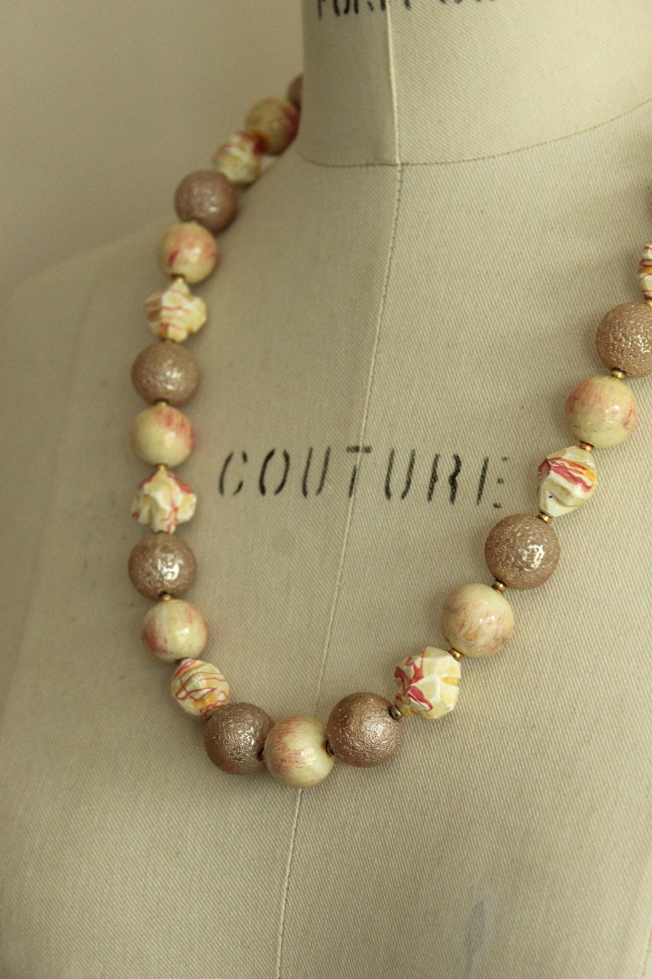 Vintage Vintage 1960s Necklace, Pink and White Large Beads with Gold Size ONE SIZE - 7 Thumbnail
