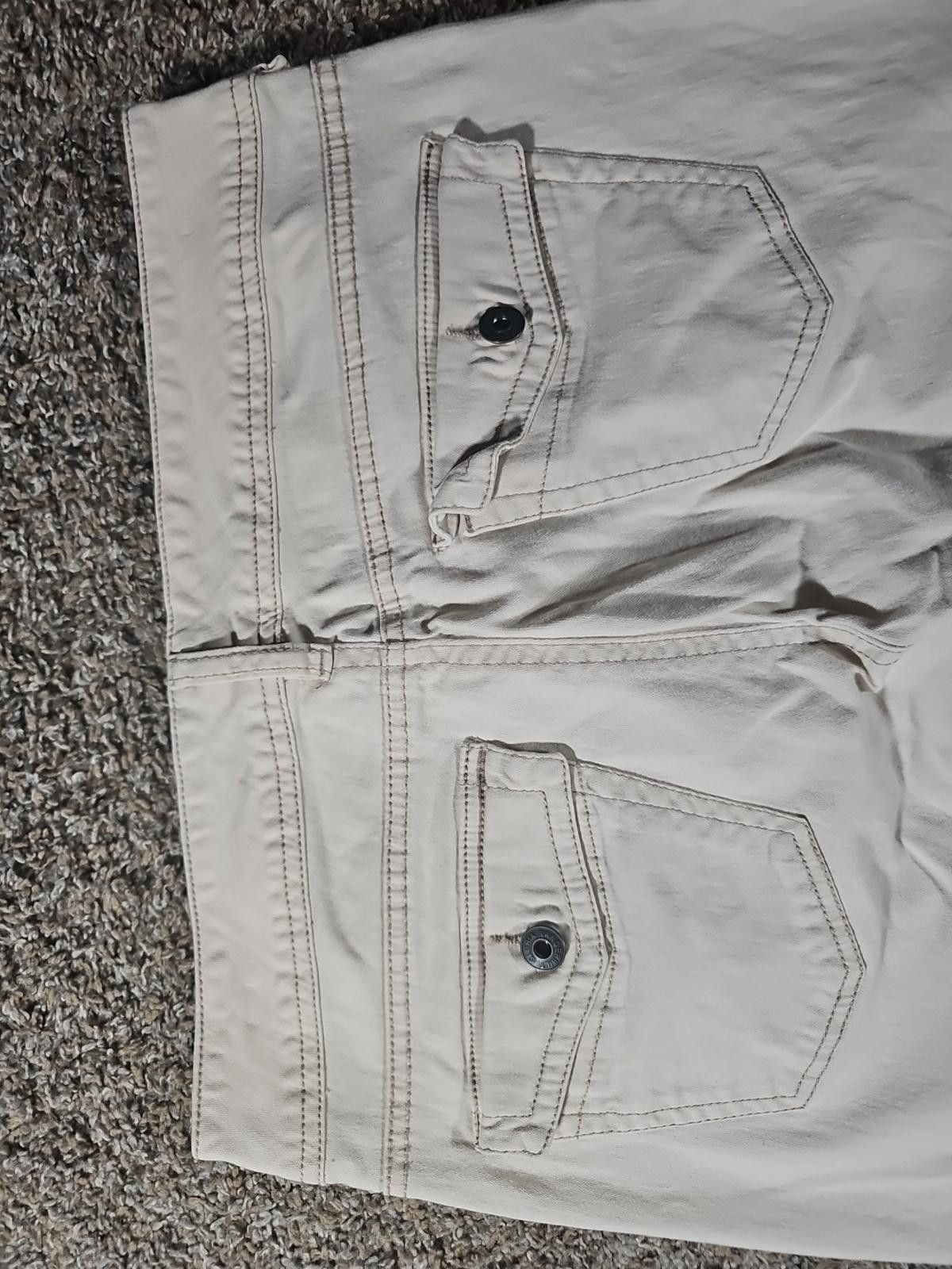 Other Gloria Vanderbilt 10 Embroidered Floral Khaki Cuffed Capris Size 32" / US 10 / IT 46 - 8 Thumbnail