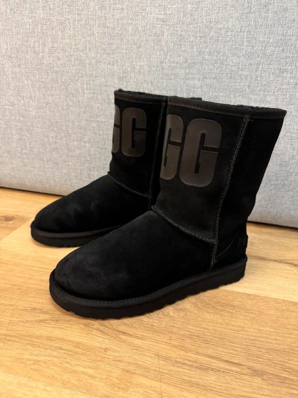 Ugg UGG Classic Short Ugg Rubber Logo Black Winter Boots size 39 Size US 8 / IT 38 - 6 Thumbnail