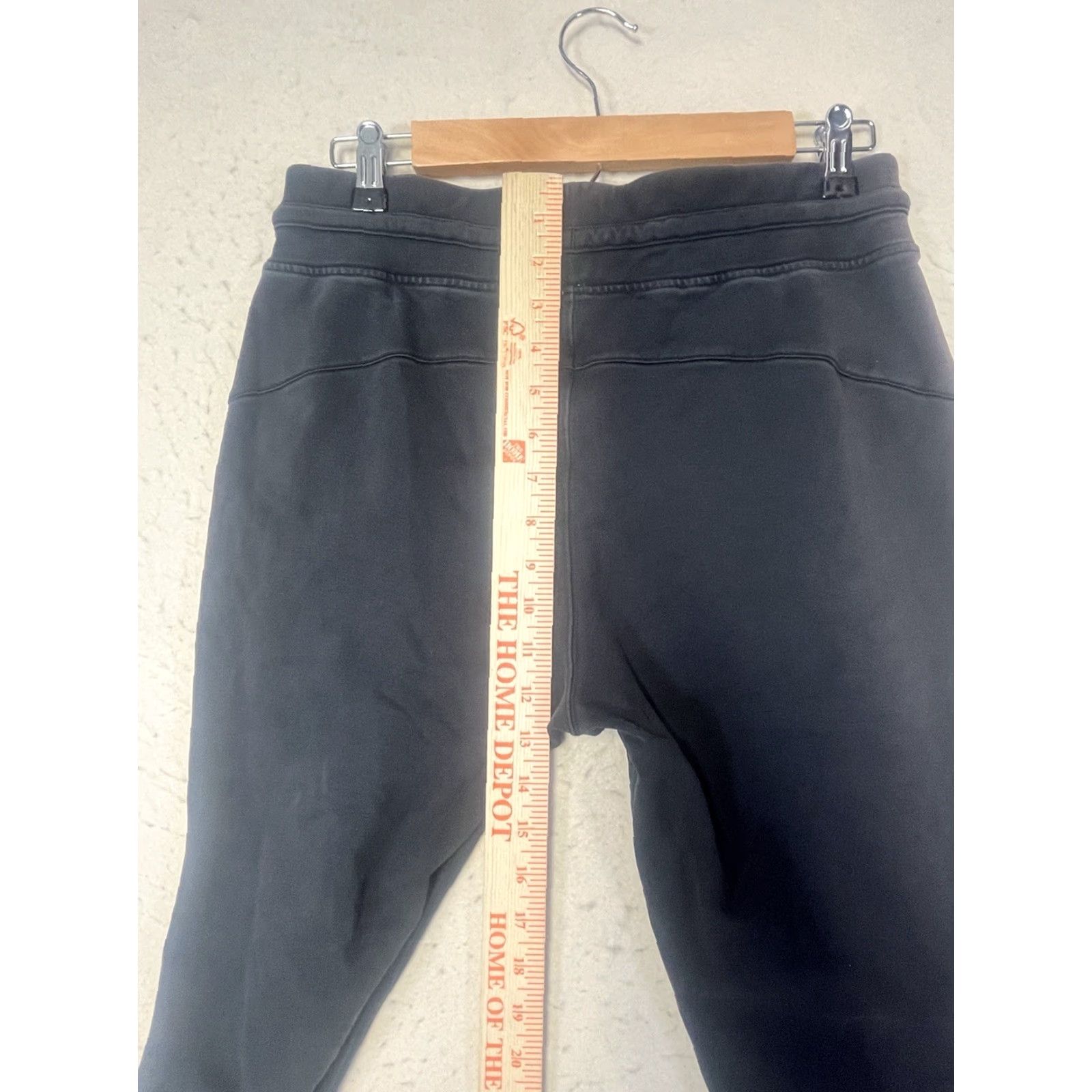 Lululemon Lululemon Jogger Black Activewear Women's Size 8 See Decoloration See All Pics Shoes? (No) Size 30" / US 8 / IT 44 - 4 Thumbnail