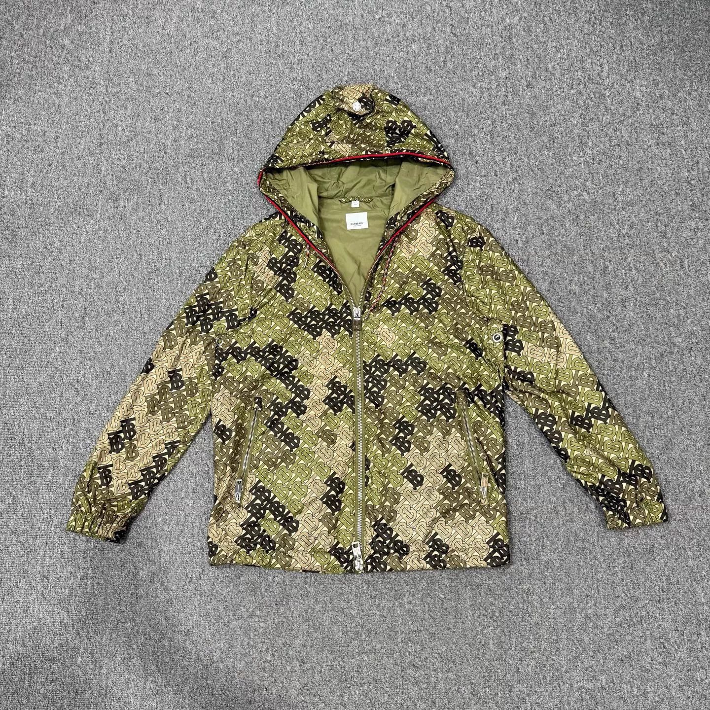 Burberry Burberry TB allover logo shell jacket 44 mint Size US S / EU 44-46 / 1 - 1 Thumbnail