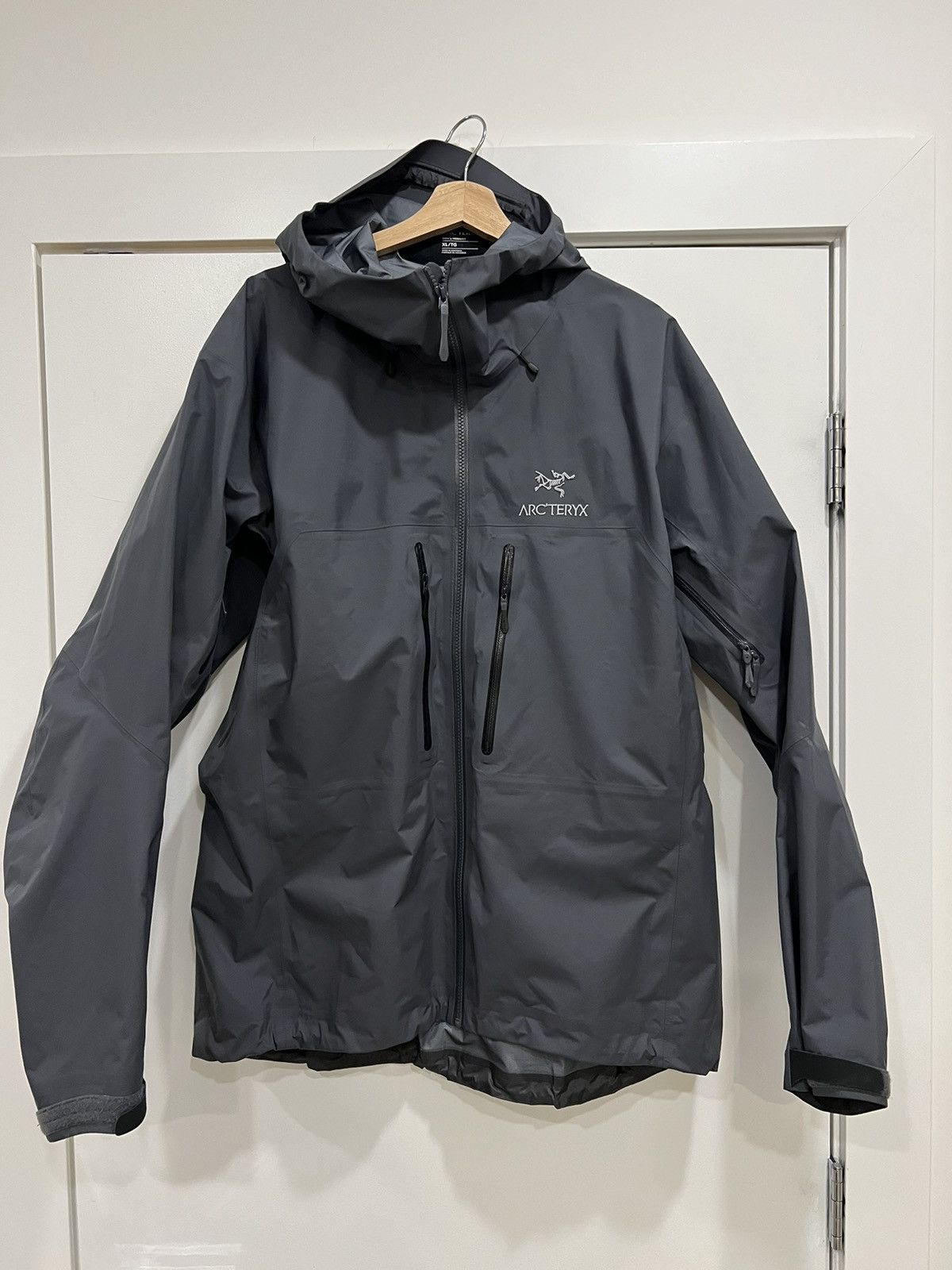 image of Arcteryx Arc’Teryx Alpha Ar in Grey, Men's (Size XL)