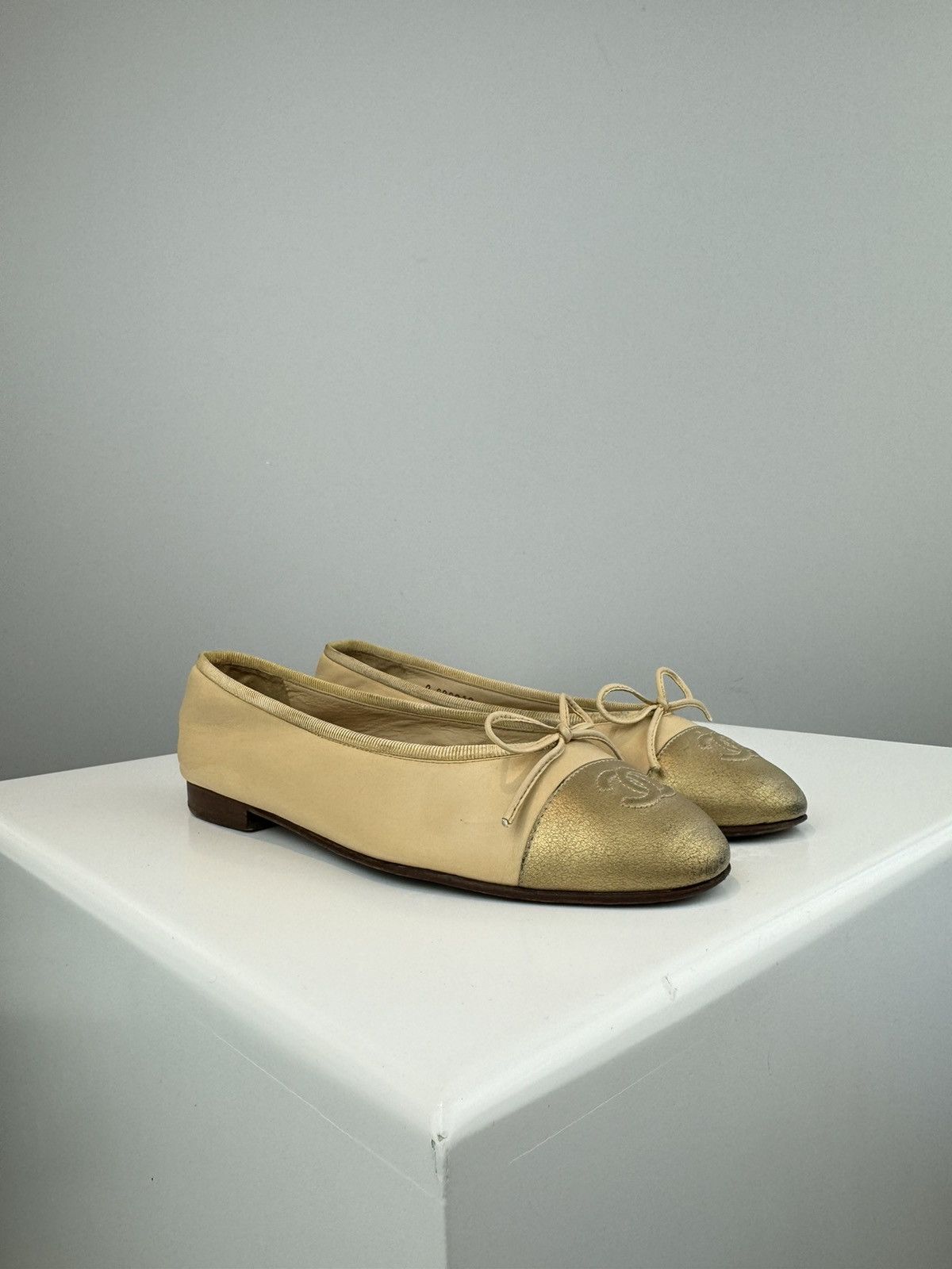 Chanel CHANEL BEIGE CC. LOGO BALLERINA FLATS Size US 6 / IT 36 - 2 Thumbnail