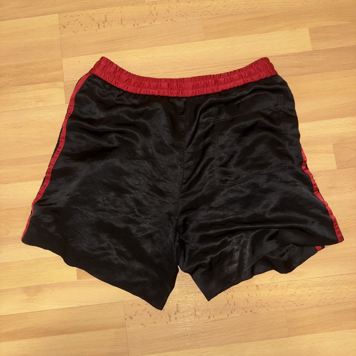 Gucci Gucci Logo Tape Satin Shorts Black/Red Size US 31 - 10 Thumbnail