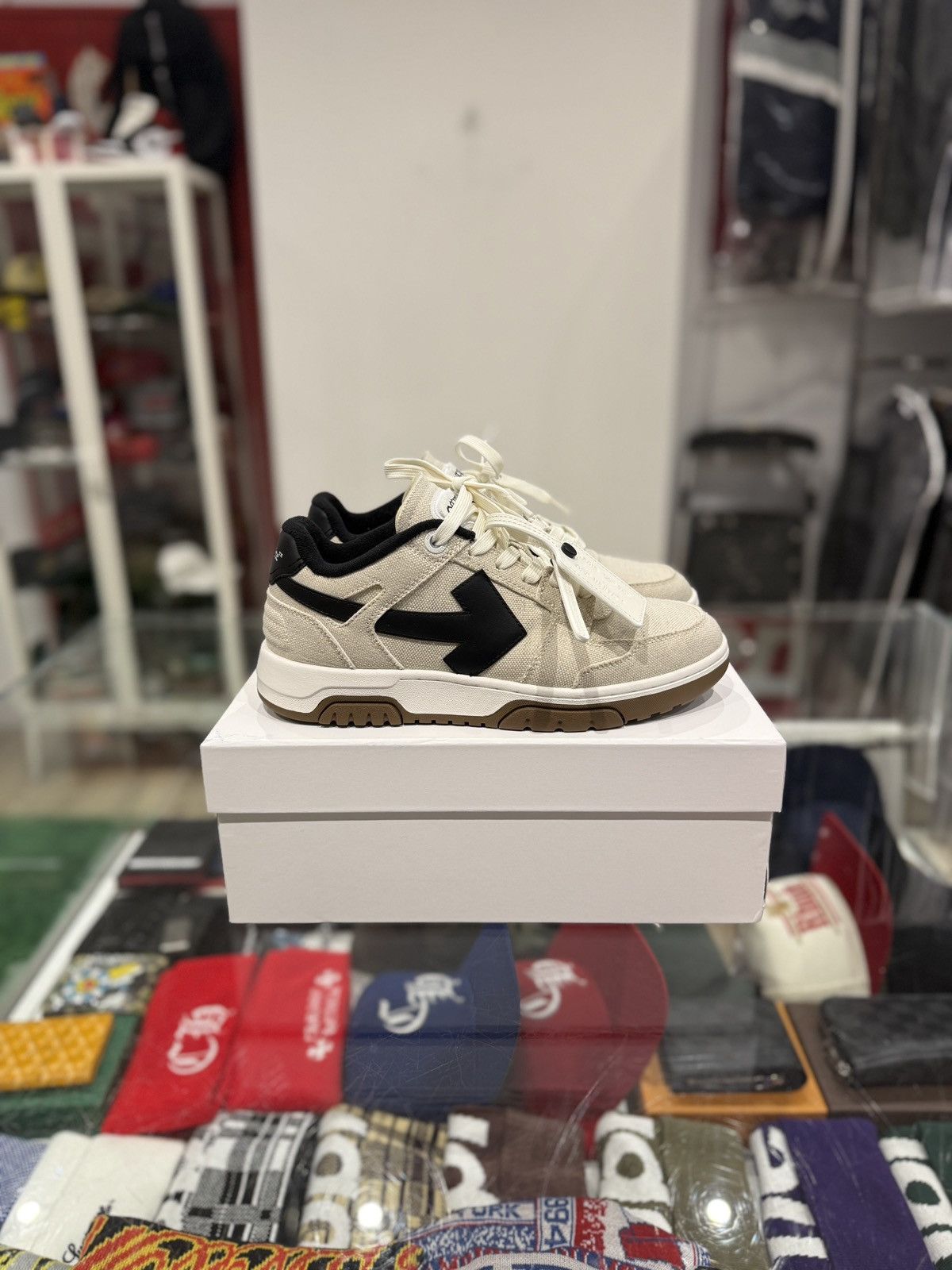 Off-White Off-White Out Of Office White Black Gum Size: 41 EU / 8 US Size US 8 / EU 41 - 1 Thumbnail
