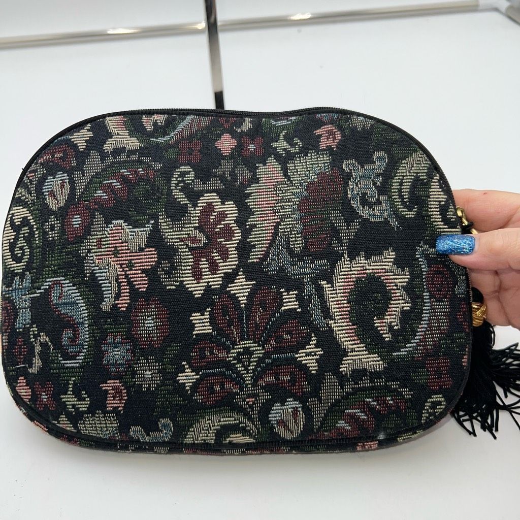 Oscar De La Renta Oscar De La Renta Vintage Needlepoint Pouch With hangtag and Size ONE SIZE - 5 Thumbnail