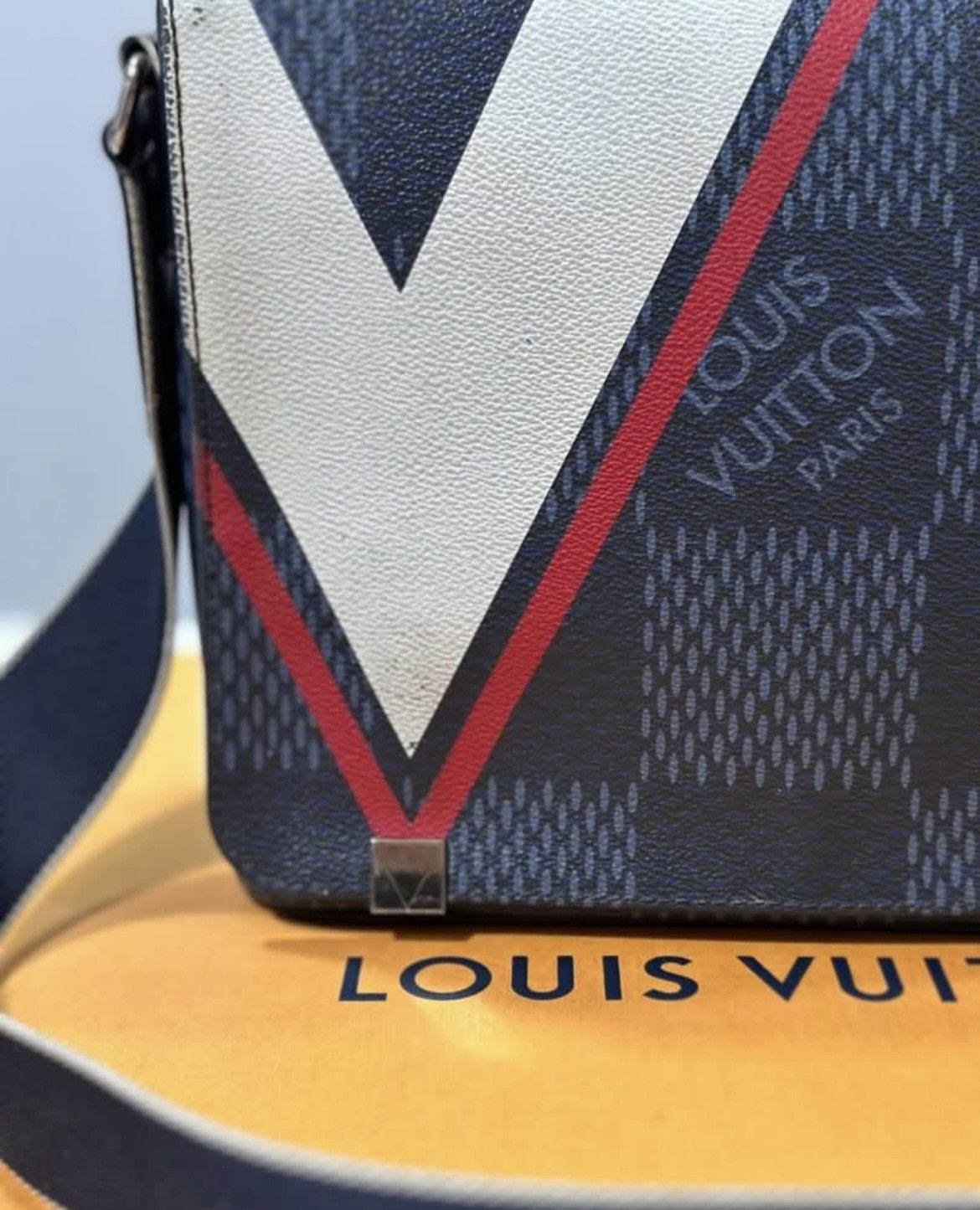 Louis Vuitton Authentic LOUIS VUITTON District Pm American cup Size ONE SIZE - 4 Thumbnail
