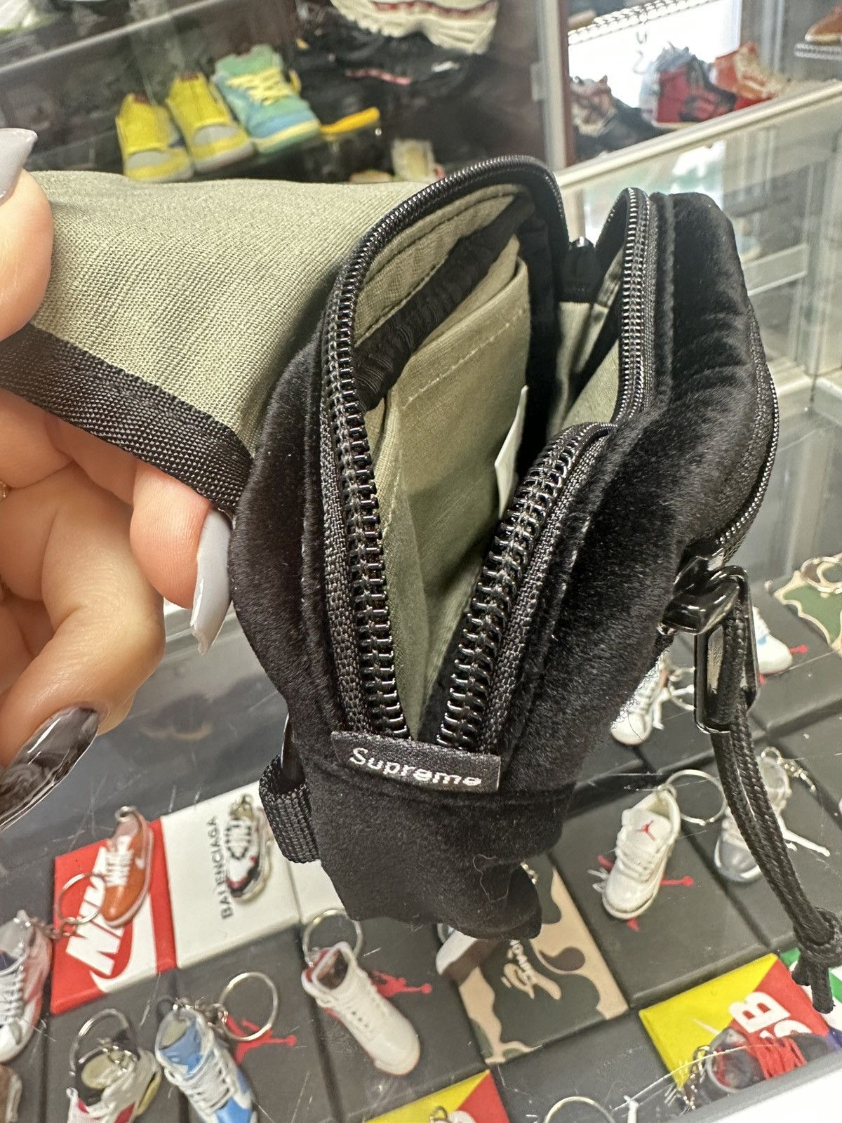 Supreme Supreme Velvet Mini Pouch ‘Black’ Size ONE SIZE - 5 Thumbnail