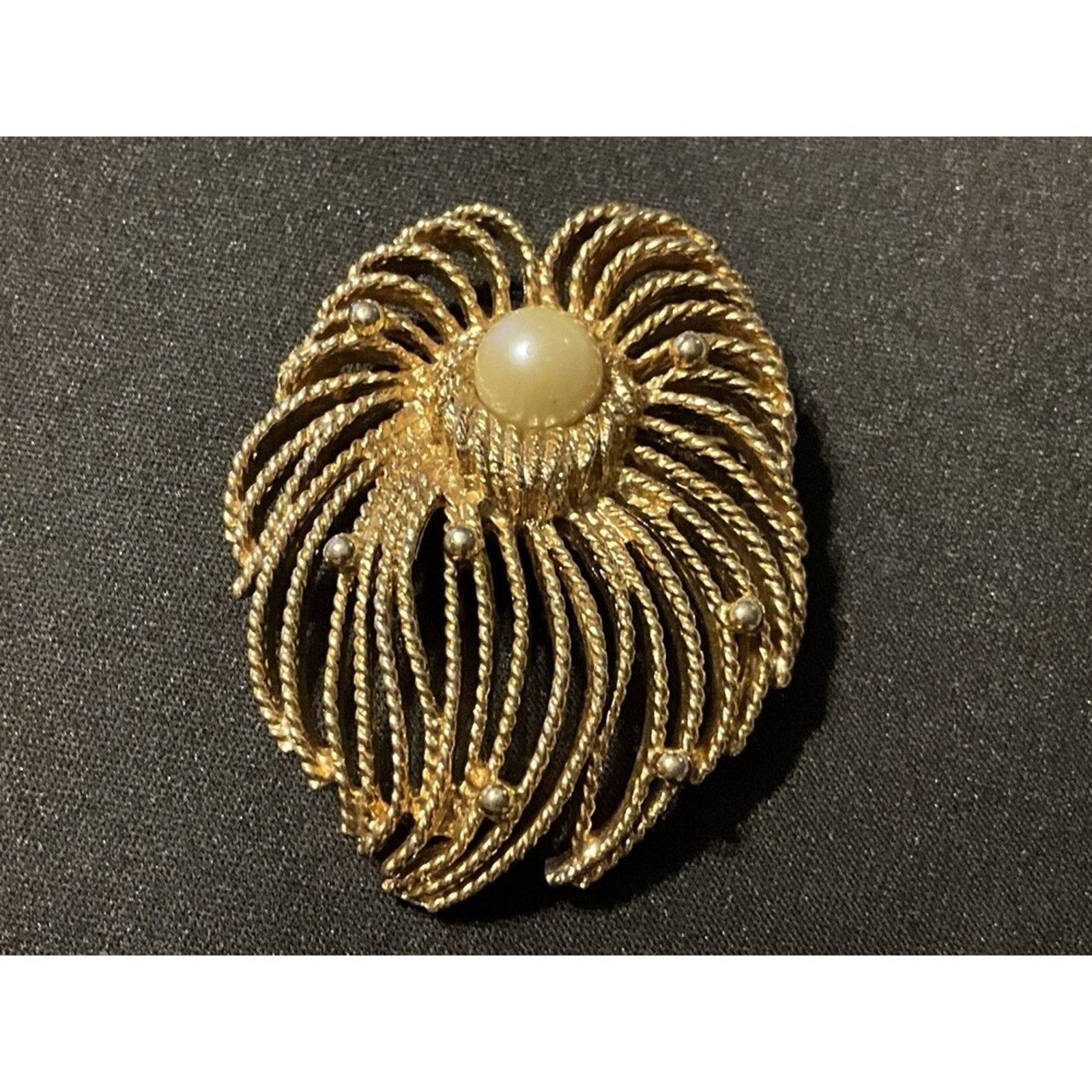 Other Caroline Edmonds Waterfall Gold Tone Faux Pearl Brooch Size ONE SIZE - 2 Thumbnail