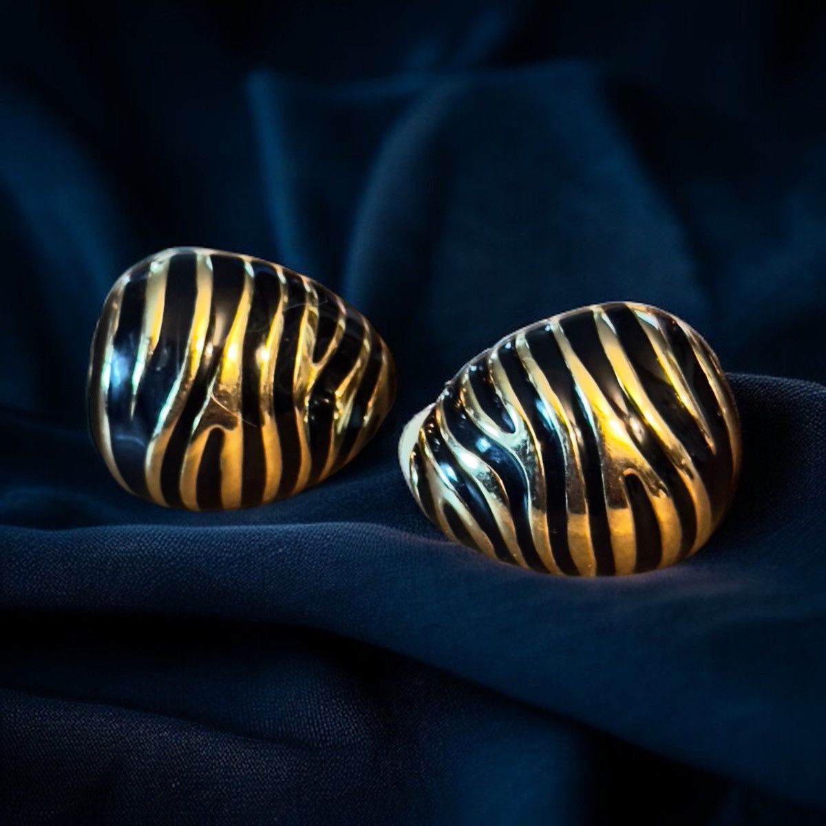 Joan Rivers Vintage Joan Rivers zebra striped clip on earrings Size ONE SIZE - 1 Thumbnail