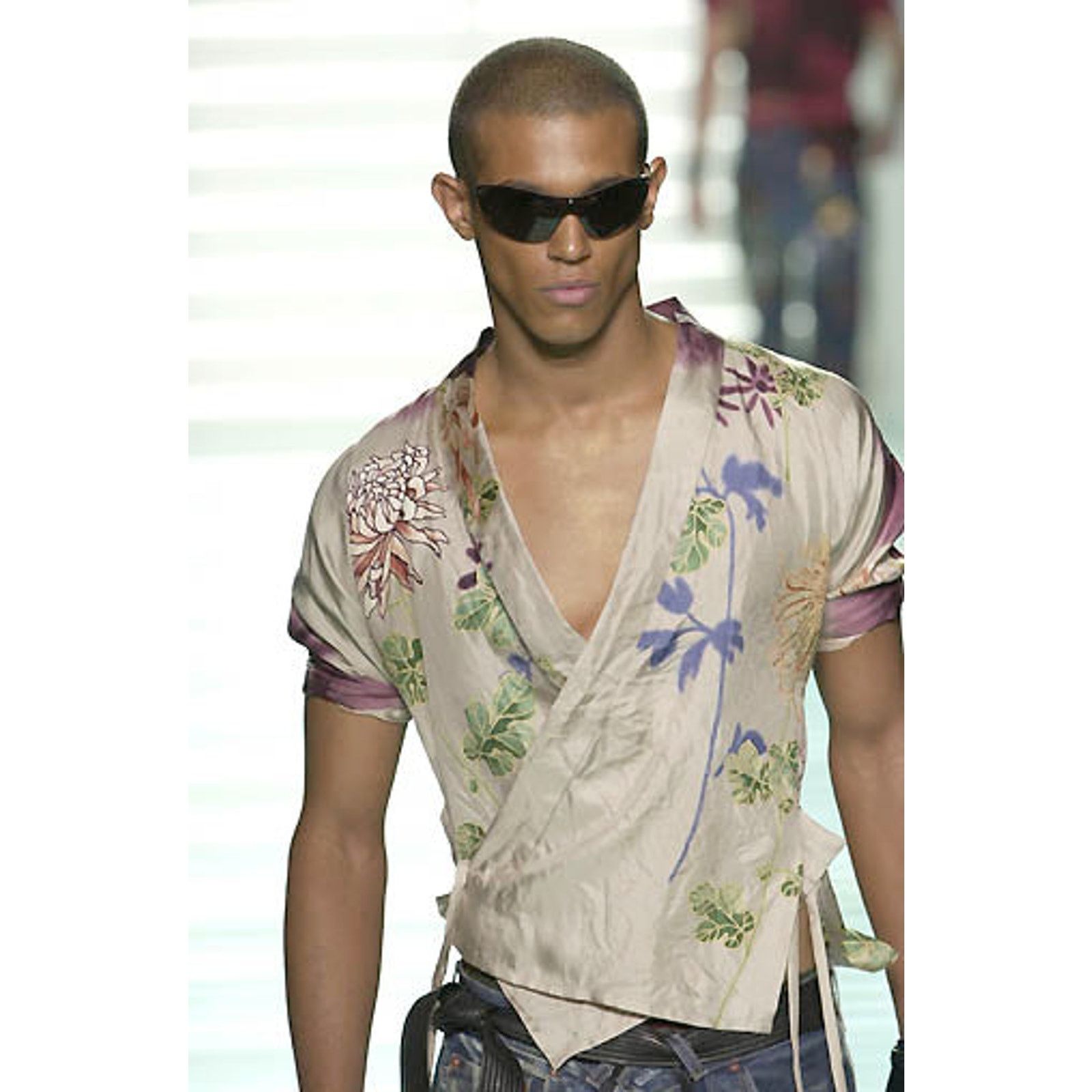 Gucci SS2001 Gucci by Tom Ford Chrysanthemum silk shirt Size M / US 6-8 / IT 42-44 - 12 Thumbnail