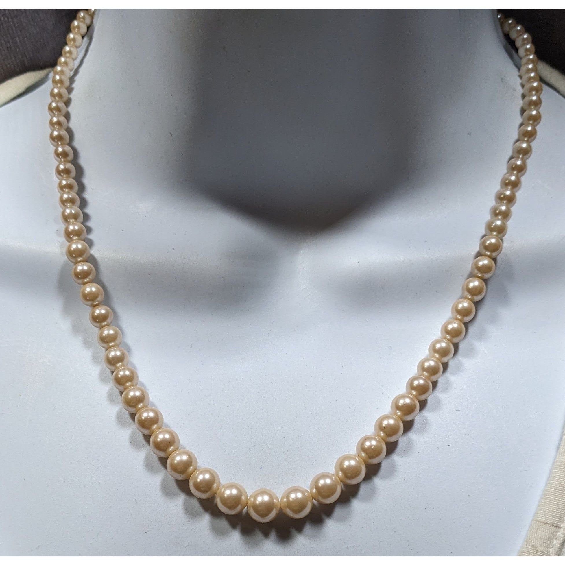 Other Vintage Cream Pearl Beaded Necklace With Gold-Tone Clasp Size ONE SIZE - 4 Thumbnail