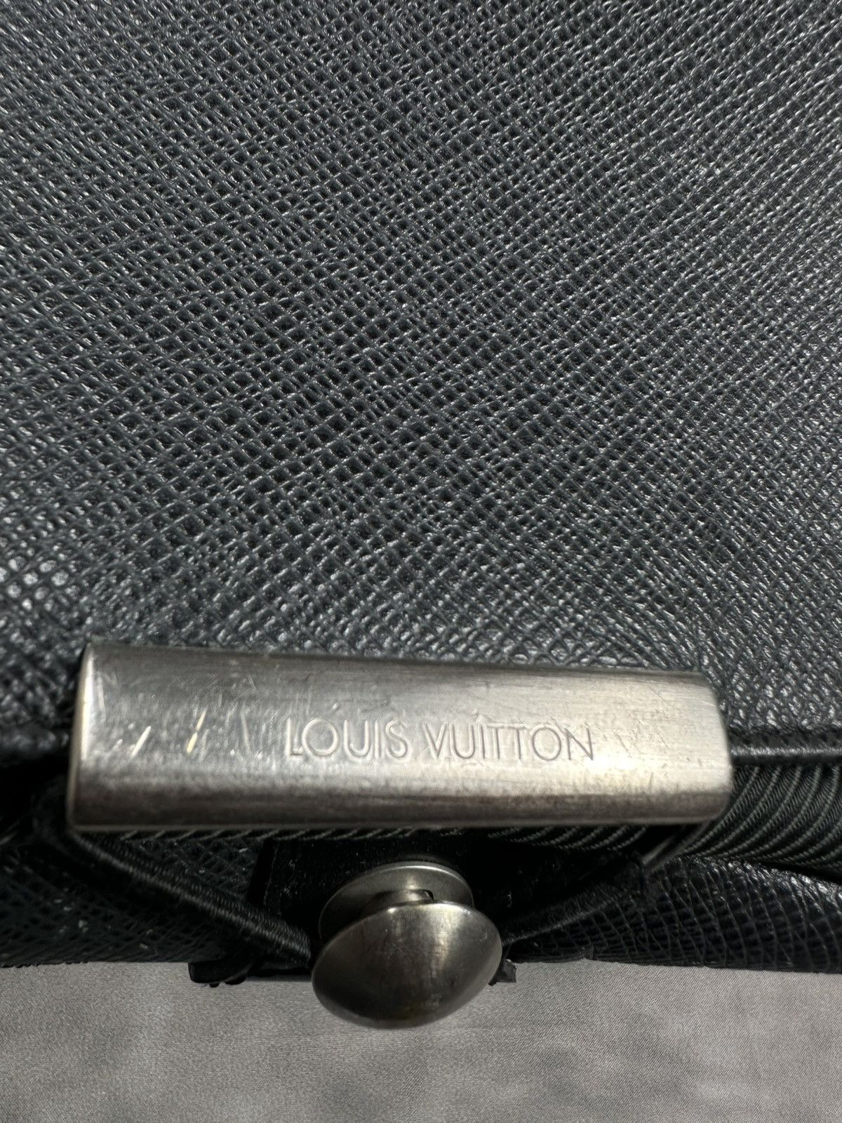 Louis Vuitton Louis Vuitton shoulder bag taiga viktor messenger Size ONE SIZE - 4 Thumbnail
