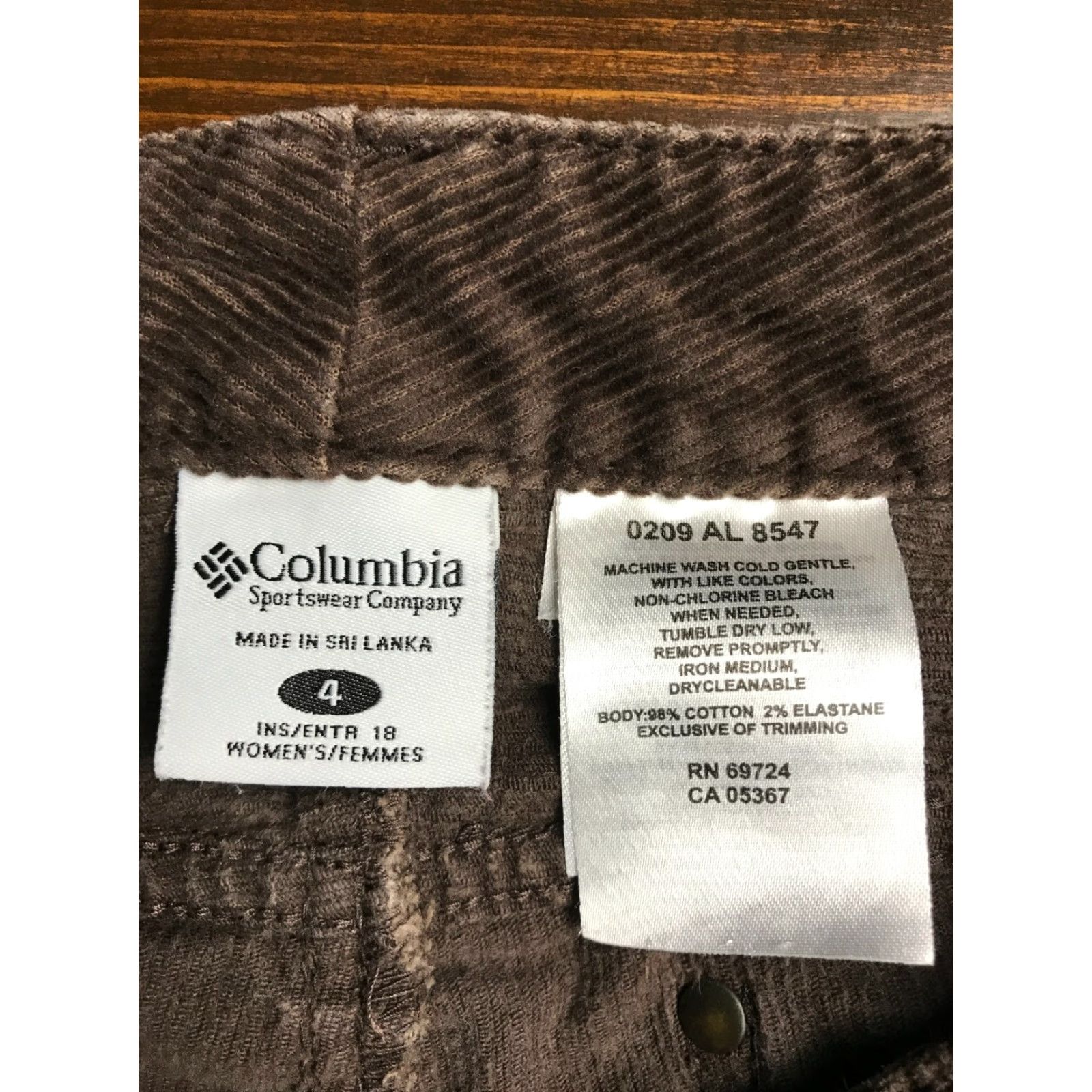 Vintage Columbia Pants Women's 4 Brown Corduroy Capri Pockets Straight Leg Inseam 18 Capris Regular Rise Mid Front Flat Front Size 30" / US 8 / IT 44 - 7 Thumbnail
