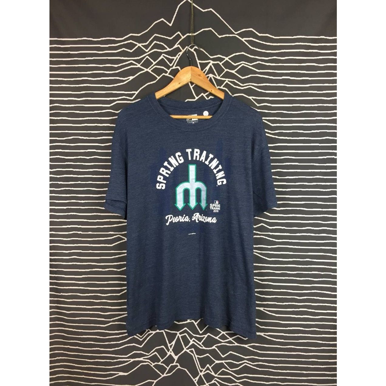 MLB × New Era × Sports Specialties New Era Seattle Mariners MLB Spring Training Boxy Fit Tee Size US XXL / EU 58 / 5 - 2 Thumbnail