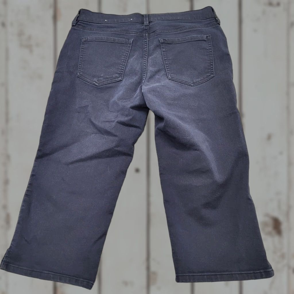 Liz Claiborne Liz Claiborne Capri Women's Size 12 Blue Denim Jeans Slim Leg Classic 5-Pocket Causal Prep Womens Size 34" / US 12 / IT 48 - 1 Thumbnail