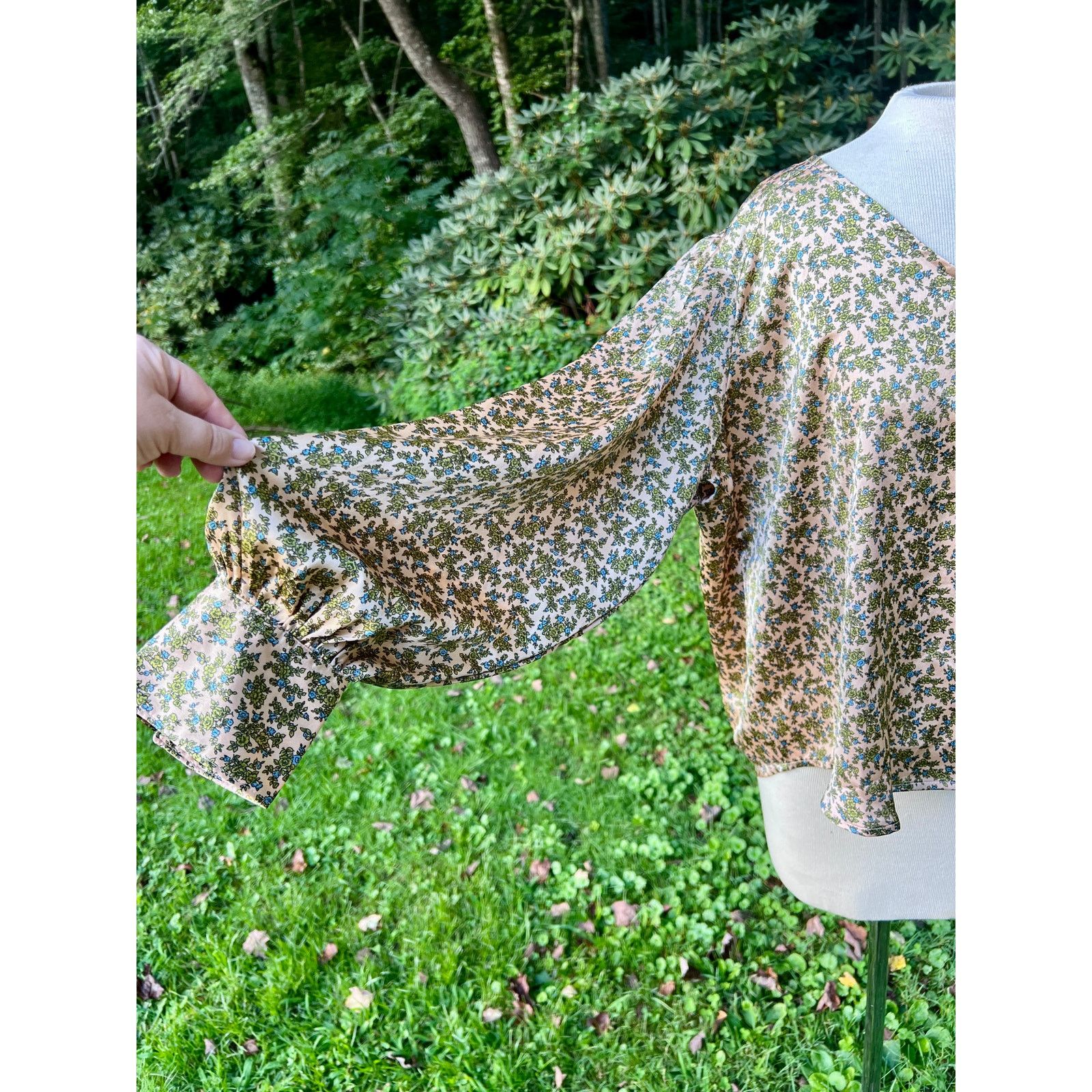 Levi's Women Levis XL Delany Button Front Blouse Flowy Satin Floral Size XL / US 12-14 / IT 48-50 - 5 Thumbnail