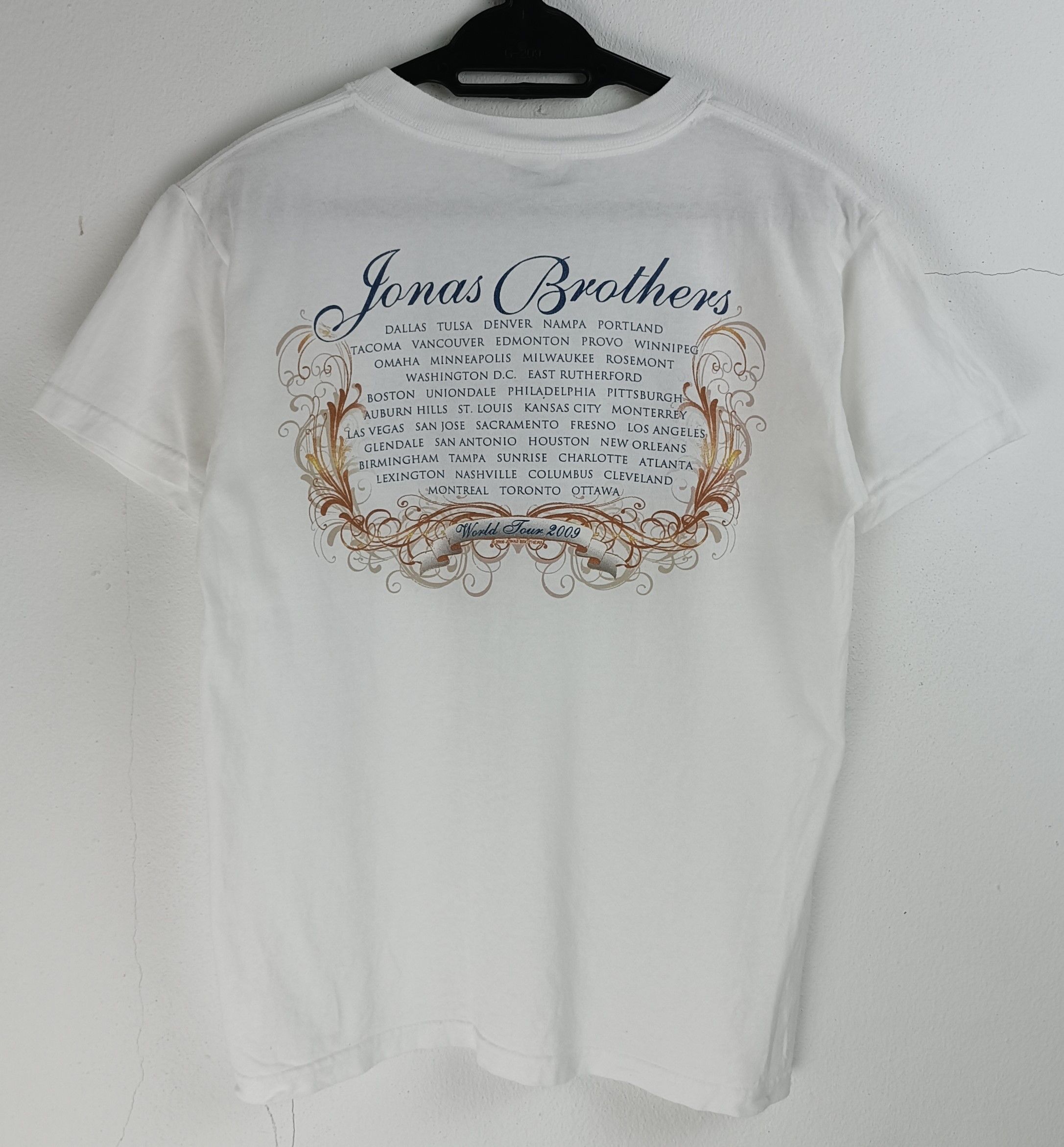 Band Tees VINTAGE '09 JONAS BROTHERS TOUR TEE dnce lovato styles Size US XS / EU 42 / 0 - 4 Thumbnail