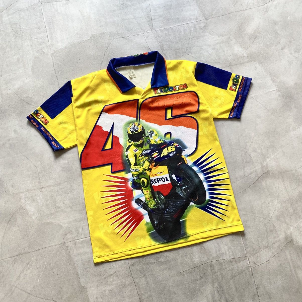 Vintage Vintage Valentino Rossi 46 The Doctor All Over Print T-shirt Size US S / EU 44-46 / 1 - 1 Thumbnail