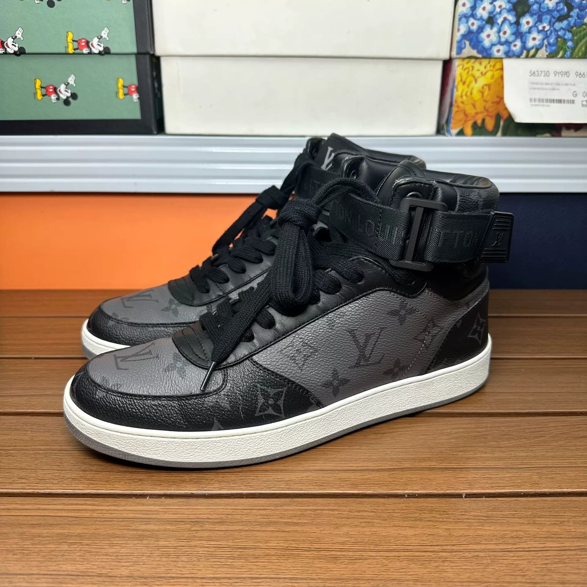 Louis Vuitton Louis Vuitton Gray Hitop Sneakers 7 Men Size US 7 / EU 40 - 1 Thumbnail