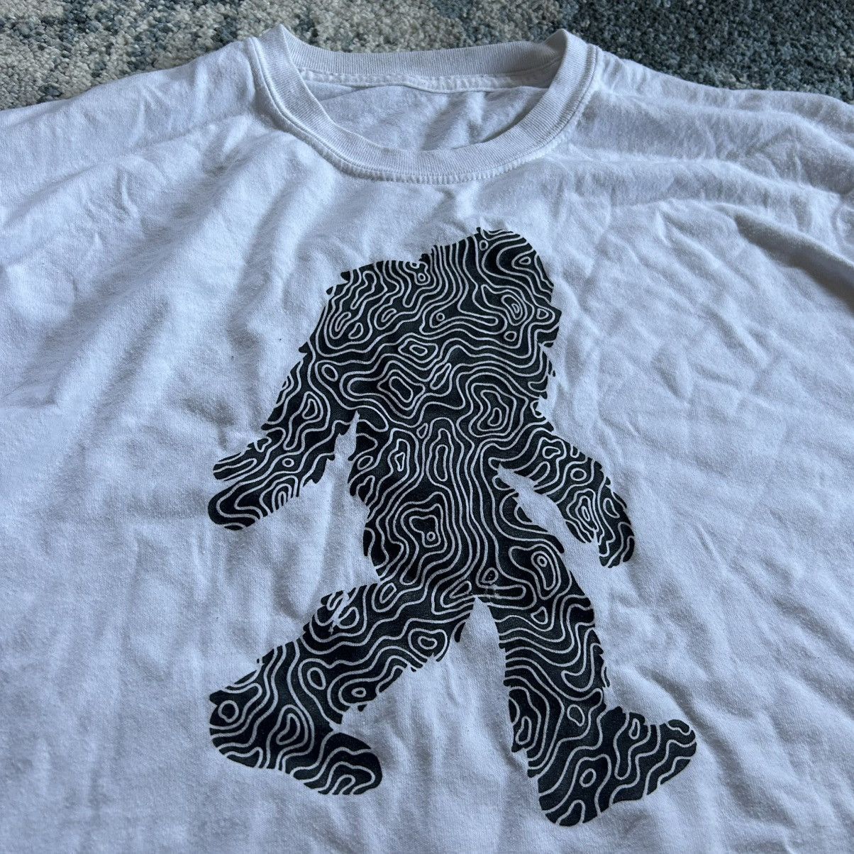 Vintage UNBRANDED CONTOUR LiNE SASQUATCH BiGFOOT CASCADiA TEE Size US L / EU 52-54 / 3 - 1 Thumbnail
