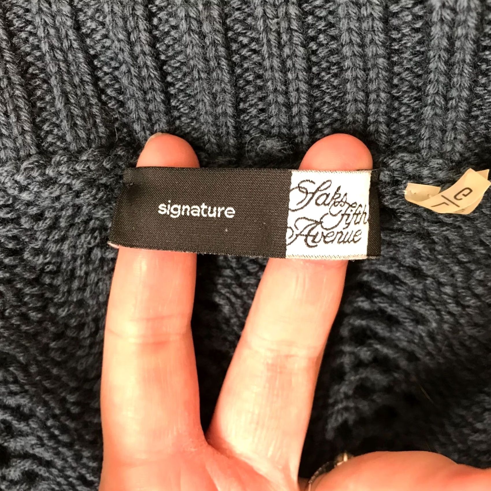 Saks Fifth Avenue SIGNATURE SAKS FIFTH AVENUE - WOMEN’S LARGE KNIT CARDIGAN, GRAY, COLLARED, 24 IN PIT TO PITCH, 21 IN SHOULDER TO HEM Size L / US 10 / IT 46 - 7 Thumbnail