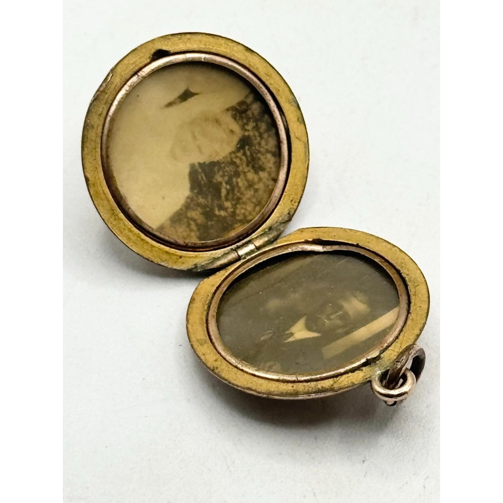 Vintage Antique estate gold filled monogrammed circle locket Size ONE SIZE - 4 Thumbnail