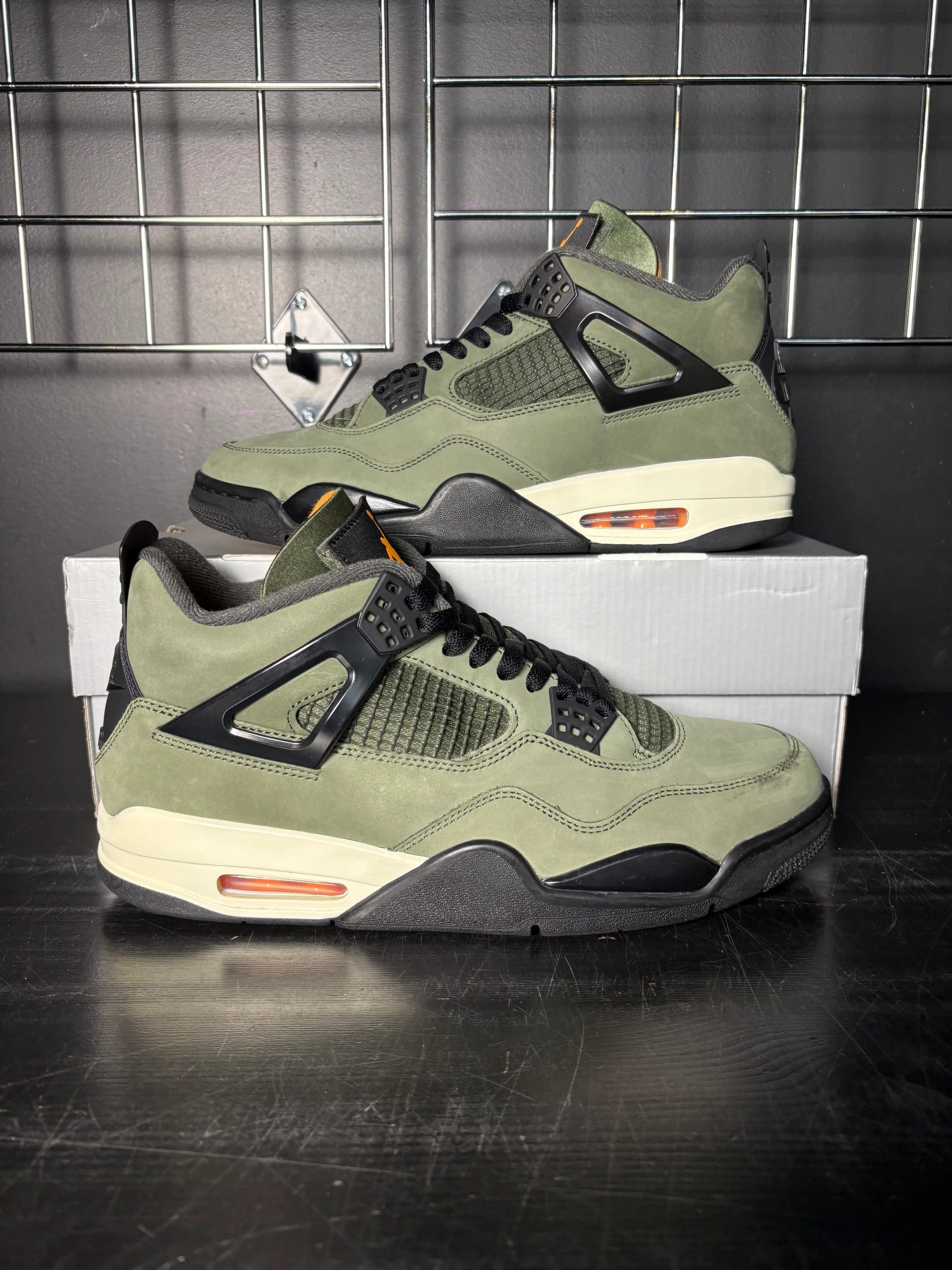 Jordan Brand Air Jordan 4 Retro OG SP x "Undefeated" (2025) **PRE-OWNED** Size US 11 / EU 44 - 1 Thumbnail