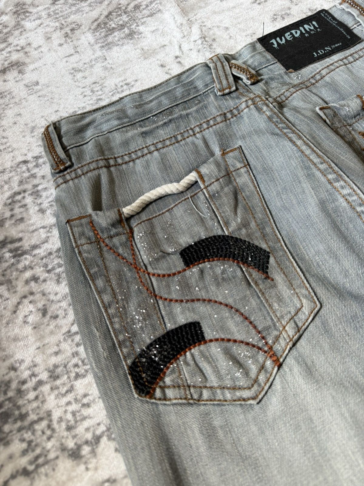 GOSTAR DE FUGA × Japanese Brand × Vintage Jue Dini Japan Smokey Gray Whisker & Claw Mark Glitter Jeans Size US 30 / EU 46 - 14 Thumbnail