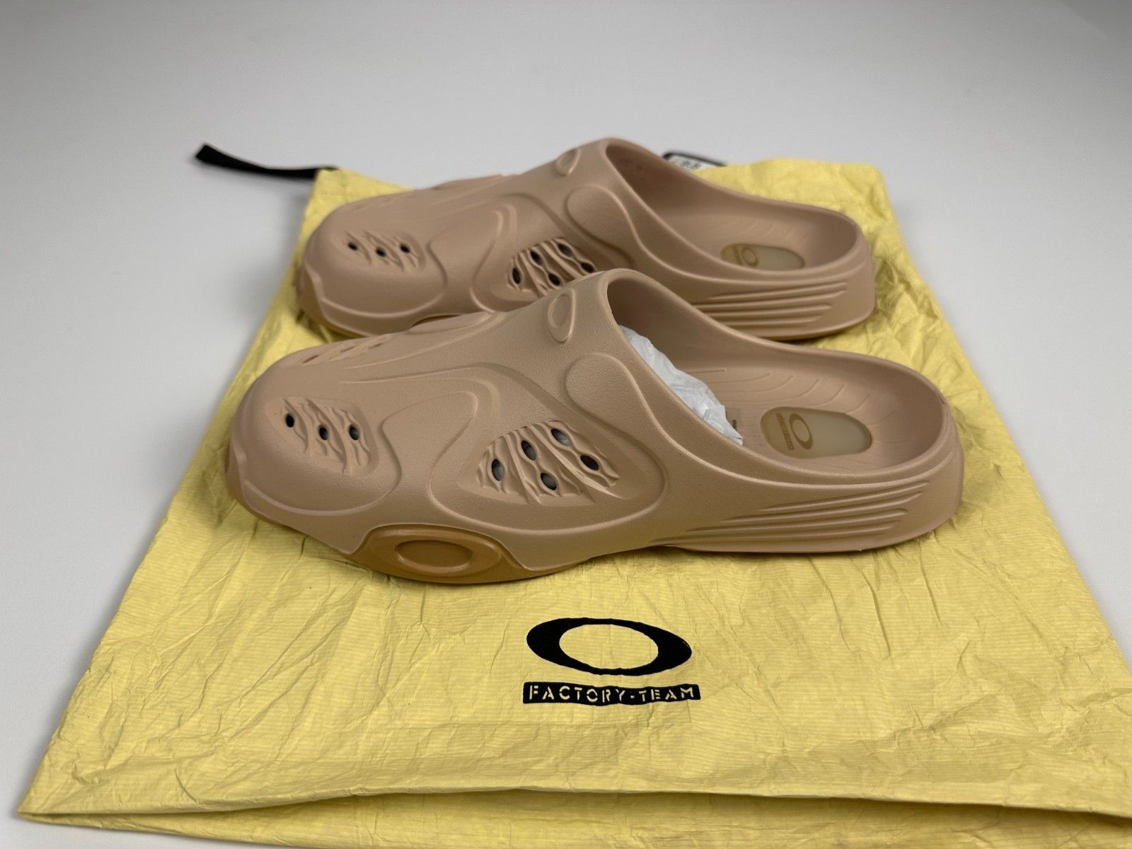 Oakley Oakley Factory Team x Brain Dead Paguro slide Beige US9.5 Size US 9.5 / EU 42-43 - 2 Thumbnail