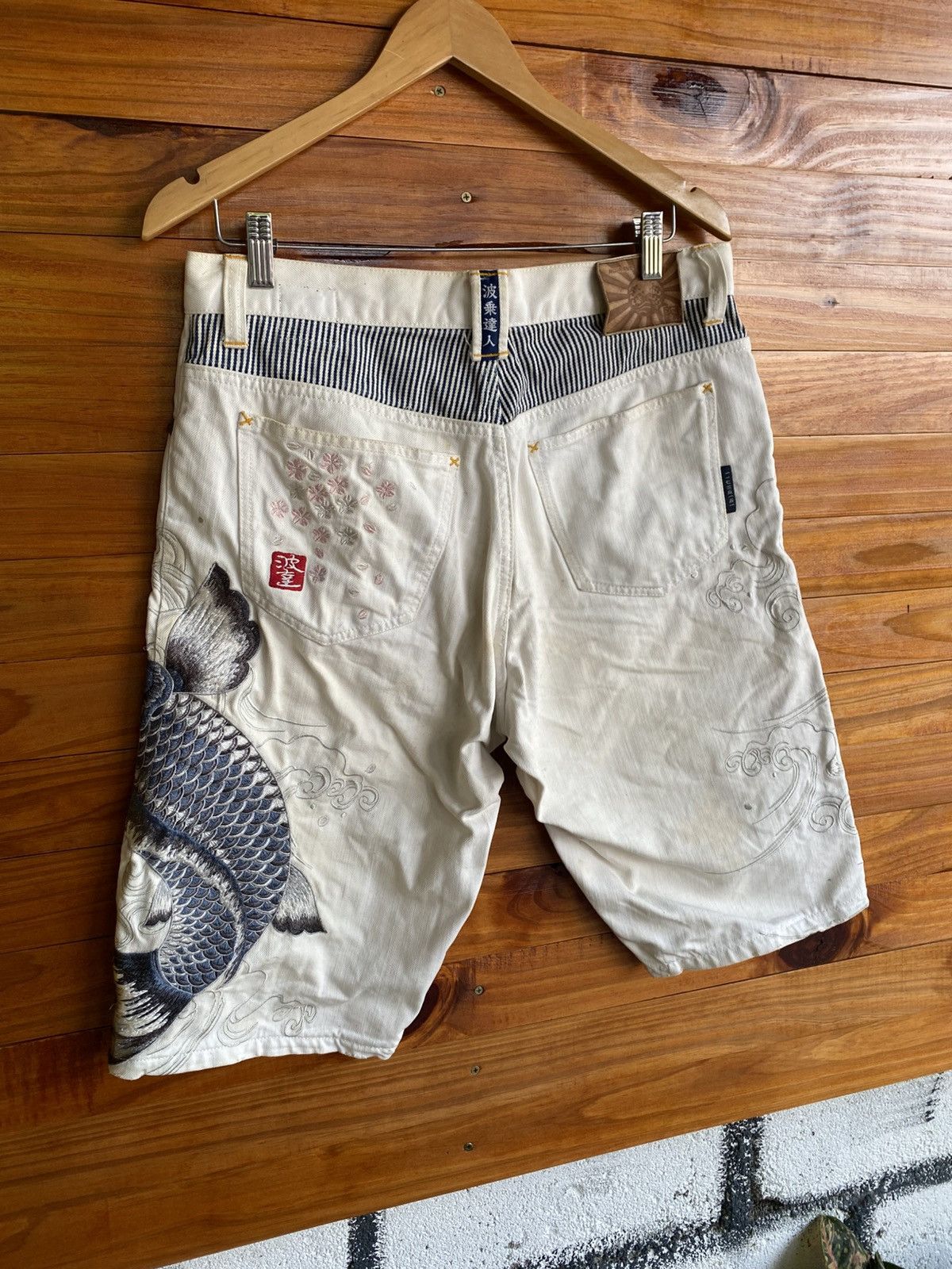 Japanese Brand Namitatsu Japanese Embroidered Koi Fish White Denim Shorts Size US 31 - 12 Thumbnail