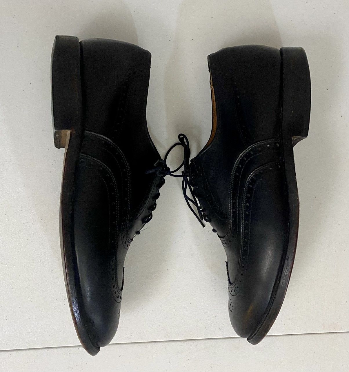 Allen Edmonds Allen Edmonds Chester 1903 Black Leather Wingtip Oxfords 9 E Size US 9 / EU 42 - 4 Thumbnail