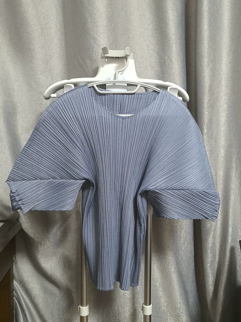 Issey Miyake Issey Miyake size:3 Grayish-blue pleated short-sleeved top Size S / US 4 / IT 40 - 1 Thumbnail