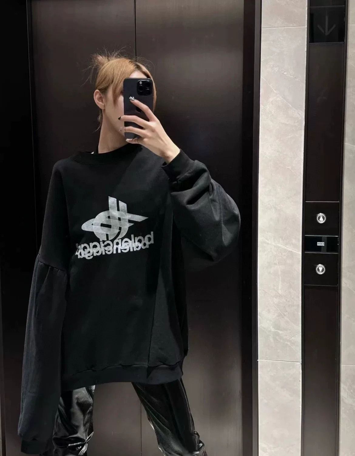 Balenciaga balenciaga black graphic long sleeve sweatshirt Size US M / EU 48-50 / 2 - 3 Thumbnail