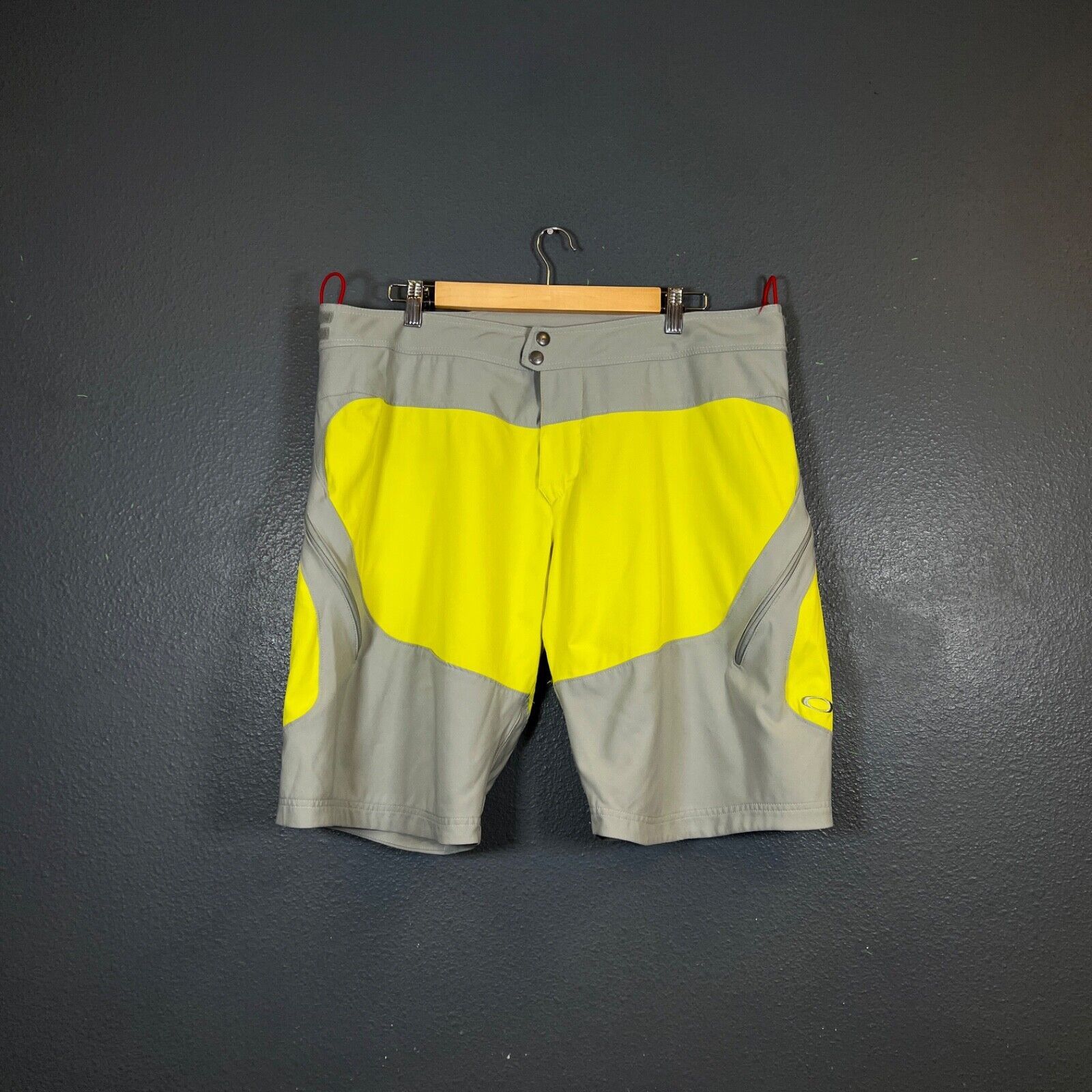 Oakley Oakley 38 men’s Ventilated MTB Shorts gray/lemon outdoor Size US 38 / EU 54 - 1 Thumbnail